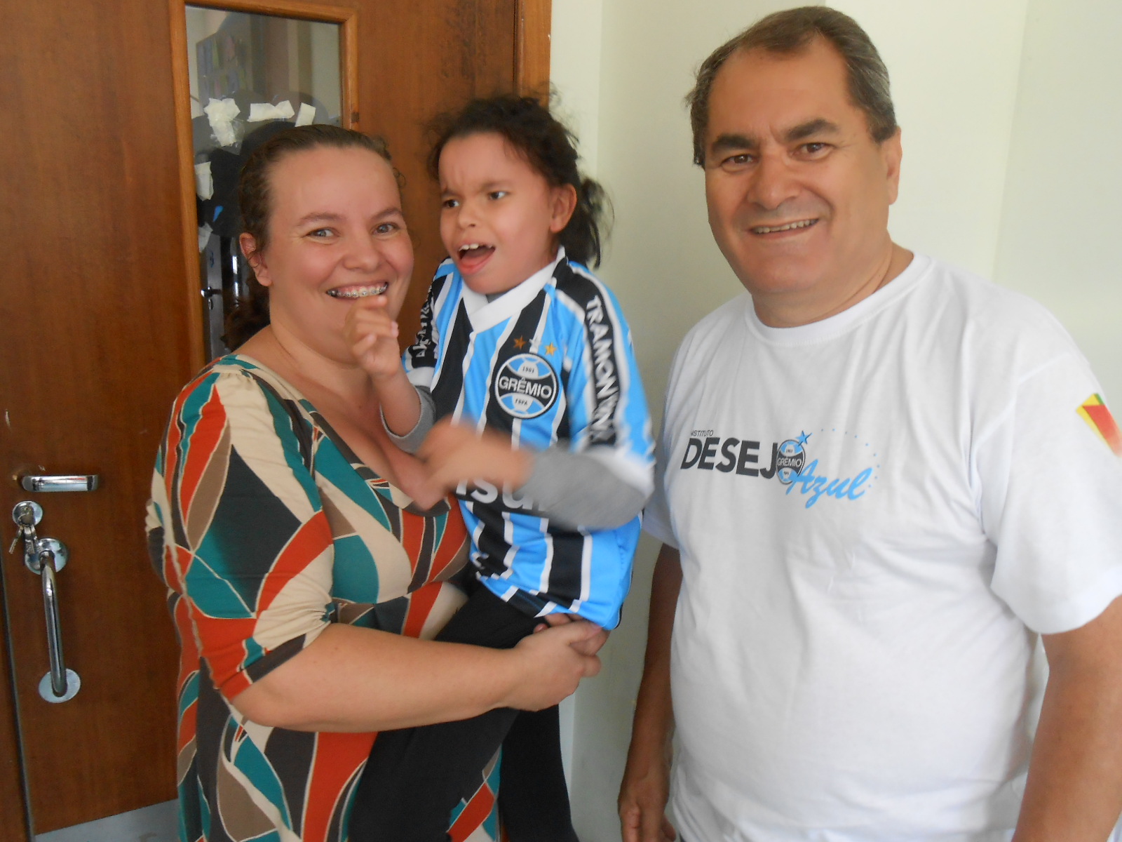 Maria Eduarda, a Duda, tem 8 anos e faz tratamento na Kinder. Seu desejo era receber um uniforme completo do time do seu coração , o Imortal Tricolor. E com a colaboração do voluntário Edmir Floriano levamos até à menina o uniforme para ela torcer pela vitória do seu Grêmio no Gre-nal de amanhã. 