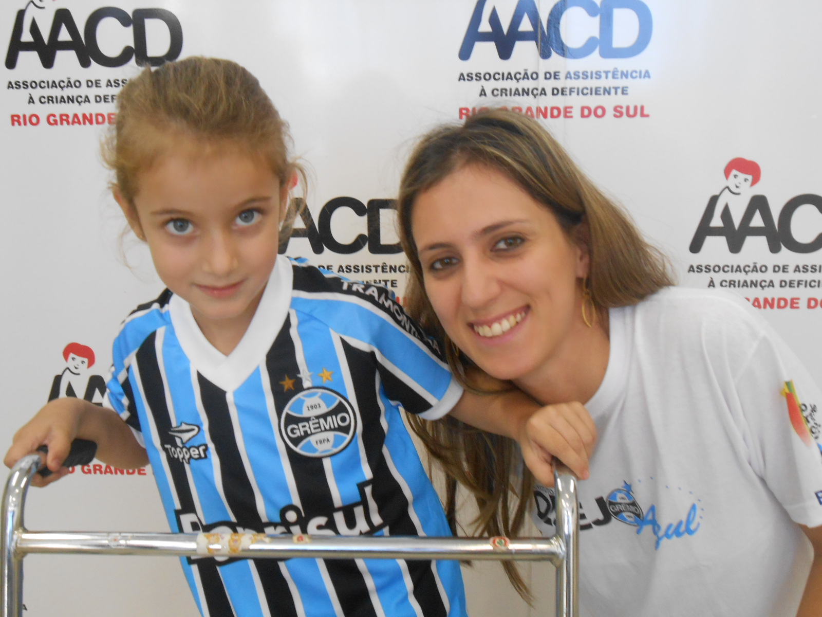 Antônia tem 6 anos e faz tratamento na AACD. É uma linda menina de olhos bem azuis. Azuis como a cor do time do coração de Antonia. E com a colaboração da voluntária Daniela Siochetta levamos para ela um kit completo composto de camiseta personalizada, calção e meia do Imortal Tricolor 