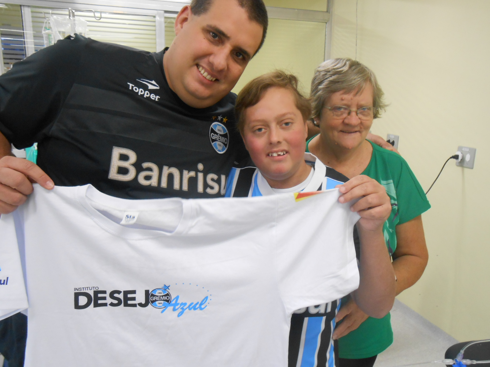 Bruno tem 17 anos e faz tratamento no Hospital de Clinicas. O garoto desejava ganhar uma camiseta nova do Grêmio personalizada com seu nome. E com a colaboração do voluntário Walter Oliveira levamos até ao menino este presentão. Força Bruno, a gente está na tua torcida garoto.