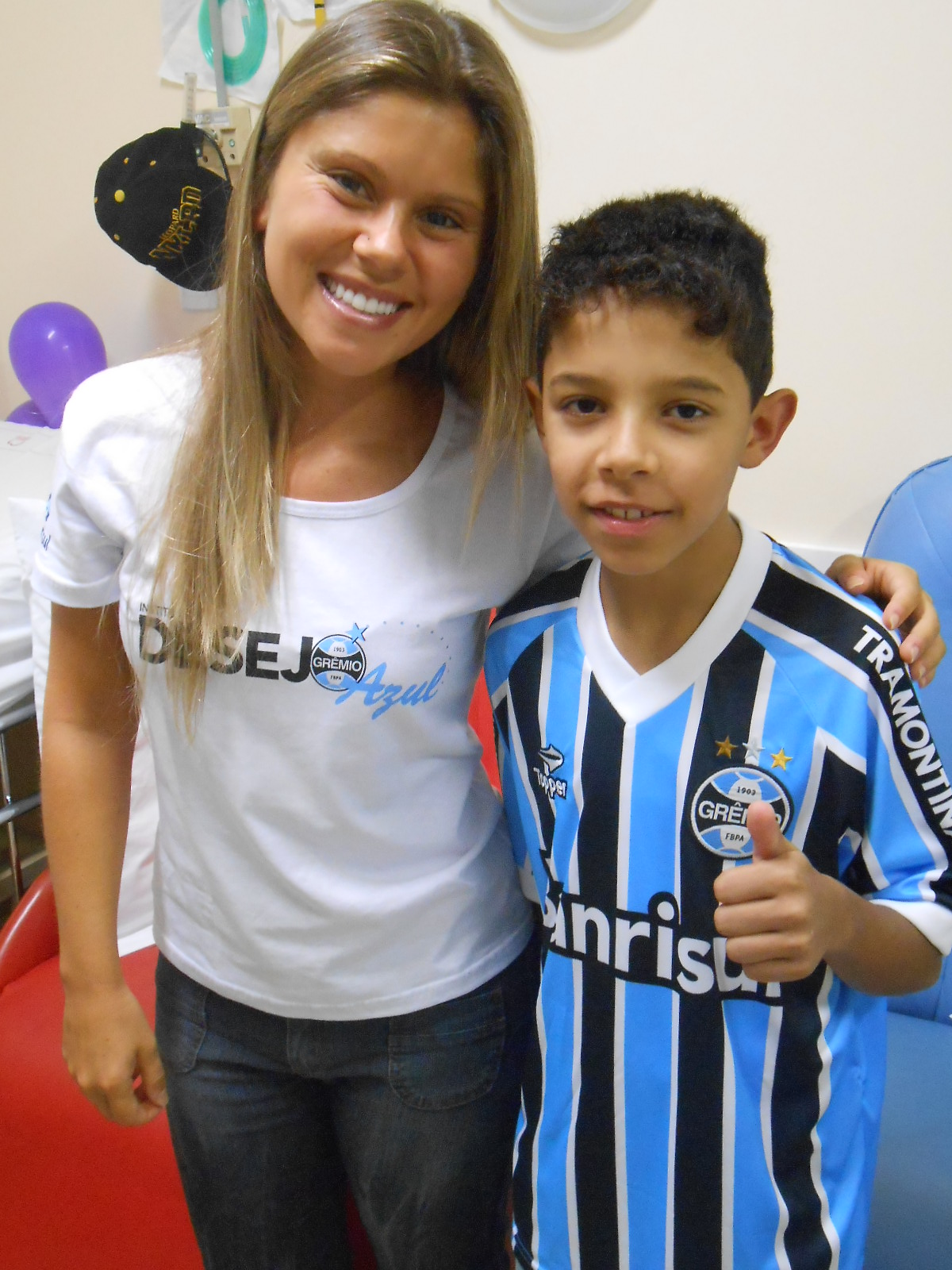 Kewyn faz tratamento no Instituto de Cardiologia. Seu desejo era ganhar um uniforme completo do seu Grêmio. E com a colaboração da voluntária Estefânia Martins levamos até o garoto o kit completo.