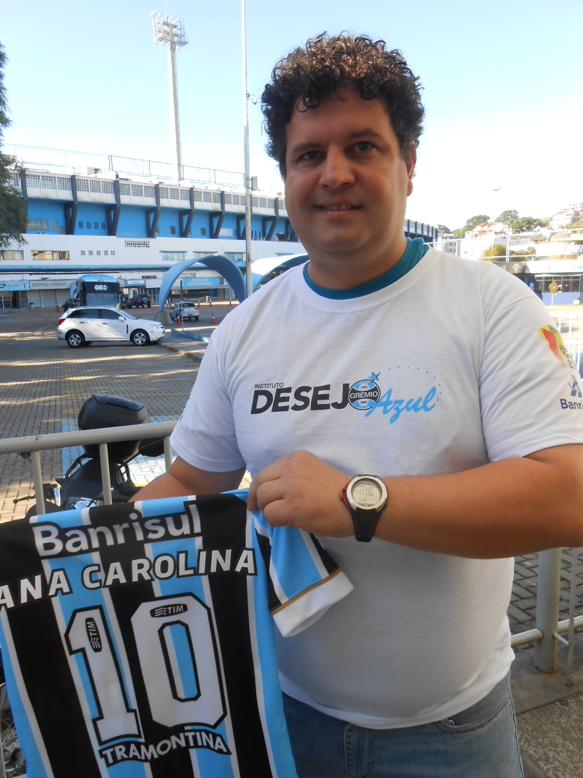 

Ana Carolina tem 8 anos e faz tratamento na AACD. Seu desejo era ganhar um uniforme completo do Grêmio. E com a colaboração do voluntário Alexsandro Helgueira levamos até à menina o kit com camiseta personalizada, calção e meia do Imortal Tricolor. 

