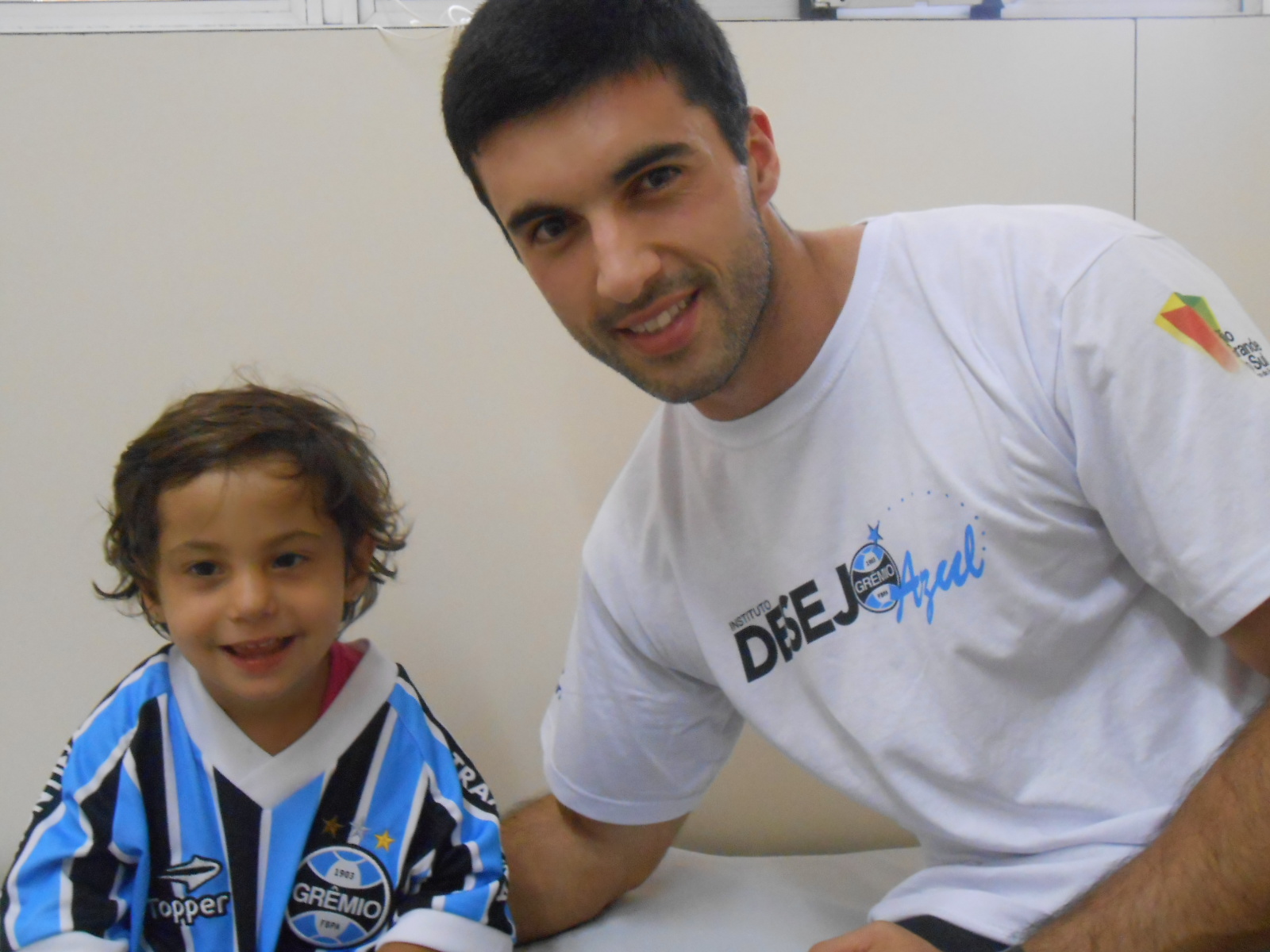 Maryana faz seu tratamento na AACD. O desejo dessa linda e simpática gremista era ganhar um uniforme completo do Tricolor. E com a colaboração do voluntário Roberto Paz levamos até à menina este presentão