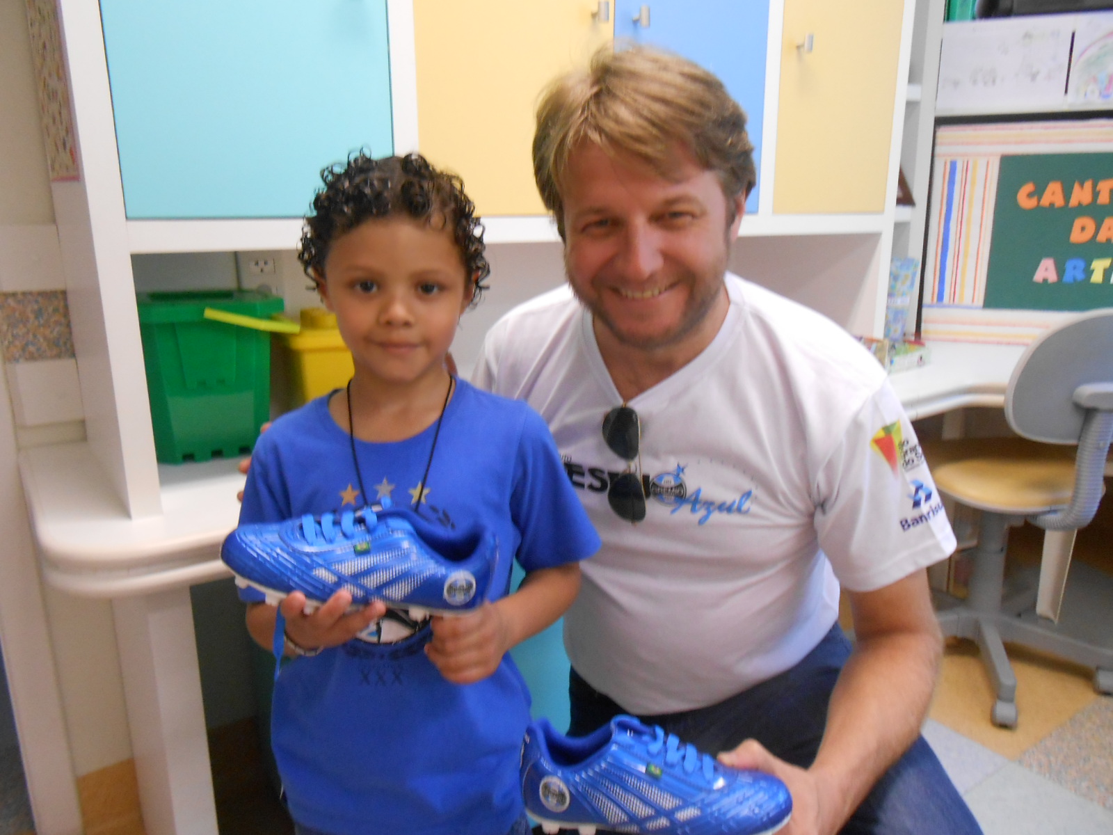 João Pedro faz tratamento no Hospital Conceição. Depois de dois anos passando o seu aniversário no hospital vai curtir em casa fazendo uma festinha para os amigos quando completará 7 anos. O menino já tinha o uniforme completo do Grêmio, faltava a chuteira. E com a colaboração do voluntário Evandro Luís Janovik levamos até o menino este presentão! Muita saúde João Pedro. 