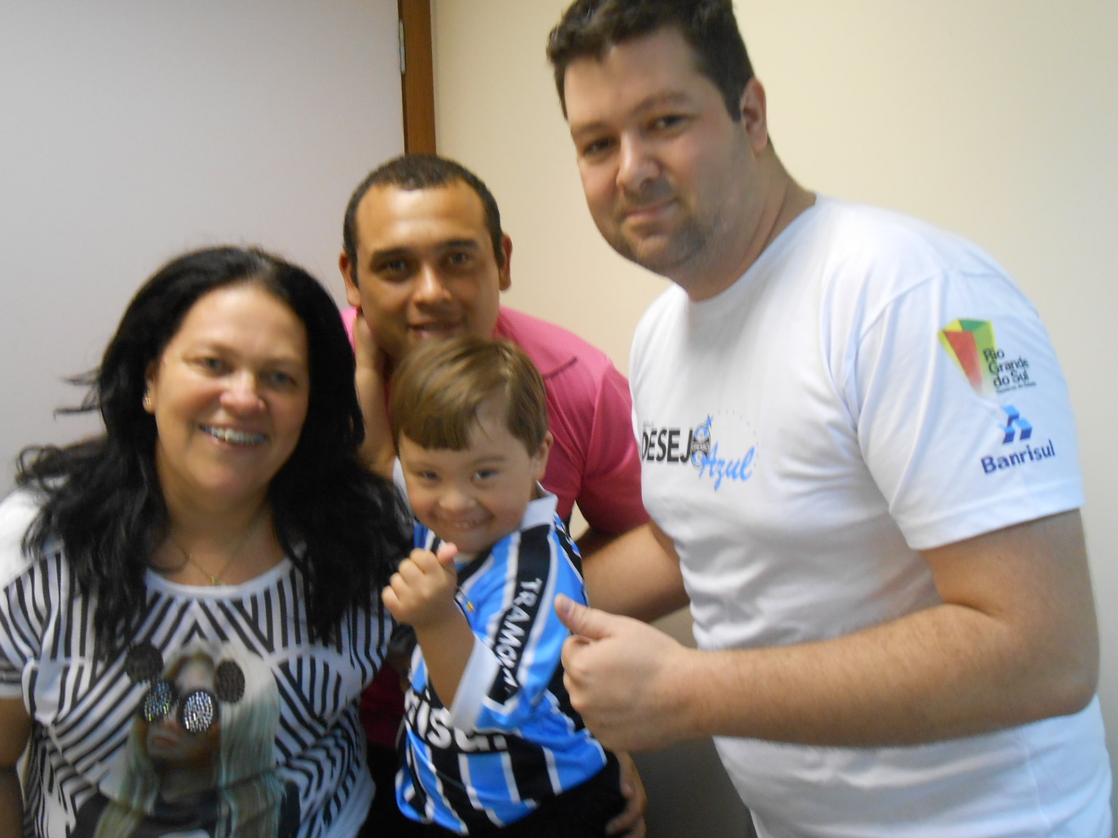 Gabriel , 5 anos, está em fase final de tratamento no Instituto de Cardiologia. Queria muito receber o uniforme completo do Imortal Tricolor. E com a colaboração do voluntário Magnus Gobbi levamos até ao garoto que de pronto vestiu o uniforme todo e foi para casa feliz da vida. 