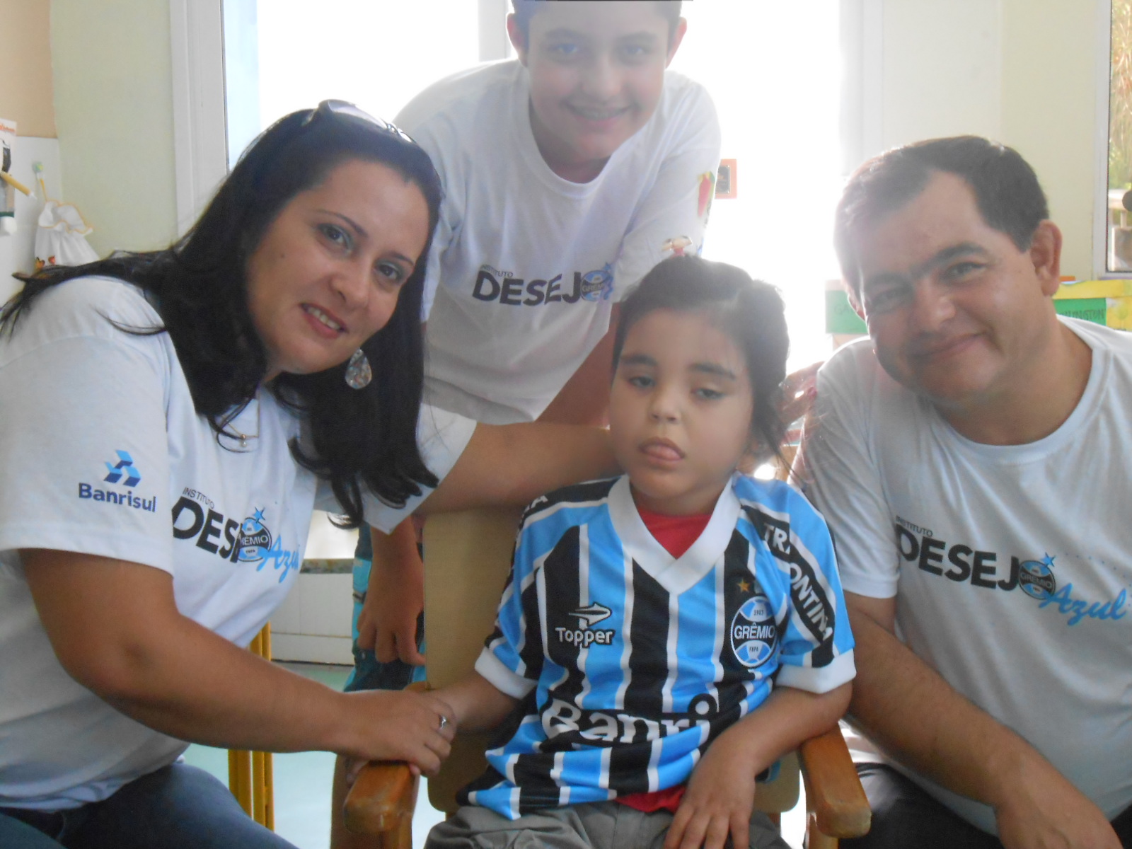 

Maria Luiza tem 5 anos e faz tratamento na Kinder. Queria muito receber um uniforme completo do Grêmio, seu time do coração. E com a colaboração especial da Familia Kaanro composta por Ronaldo Rosa Dorneles, sua esposa Andrea e filho Kaliel levamos até a menina o presente para alegria de todos que estavam presentes no momento da ação. 

