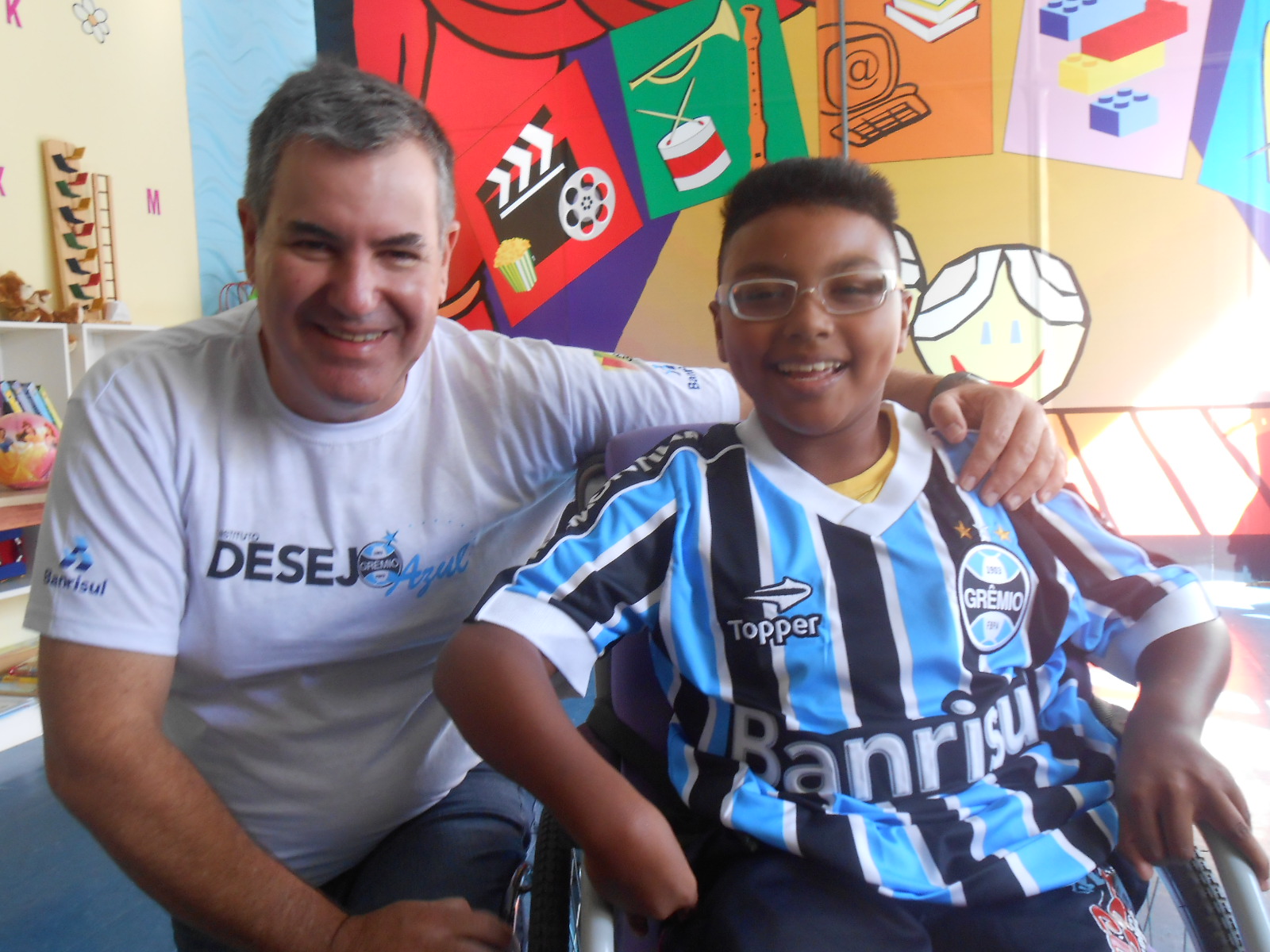 Jean tem 12 anos e faz tratamento no Educandário São João Batista. Seu desejo era receber uma camiseta do Grêmio. Com a colaboração do voluntário Marcos Brandão Franke levamos até o garoto o seu presente. Hoje à noite disse que estará fardado esperando mais uma vitória do seu Tricolor