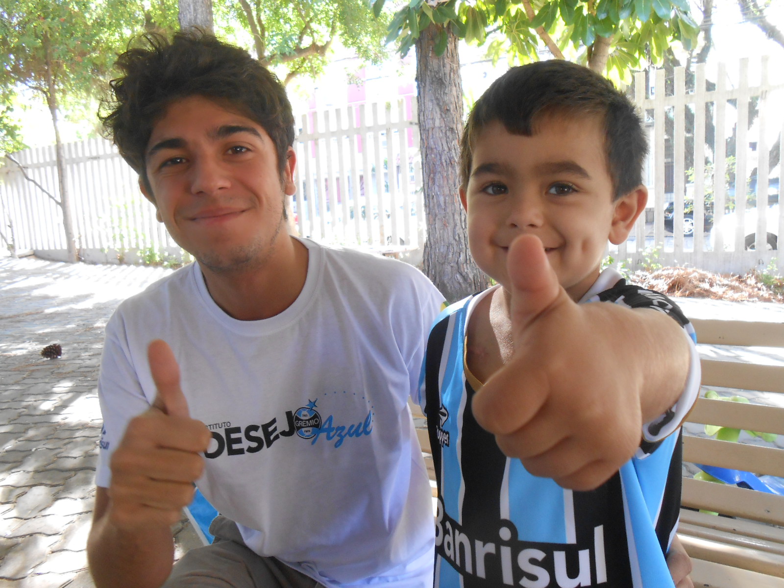 Gustavo tem 5 anos e está na Casa de Apoio do Instituto do Câncer Infantil. Seu desejo era ganhar um uniforme completo do Grêmio. E com a força do voluntário Théo Tajes levamos até o menino que já disse que o Grêmio vai ganhar na quarta! Saúde Gustavo e vamos torcer pelo nosso Tricolor.
