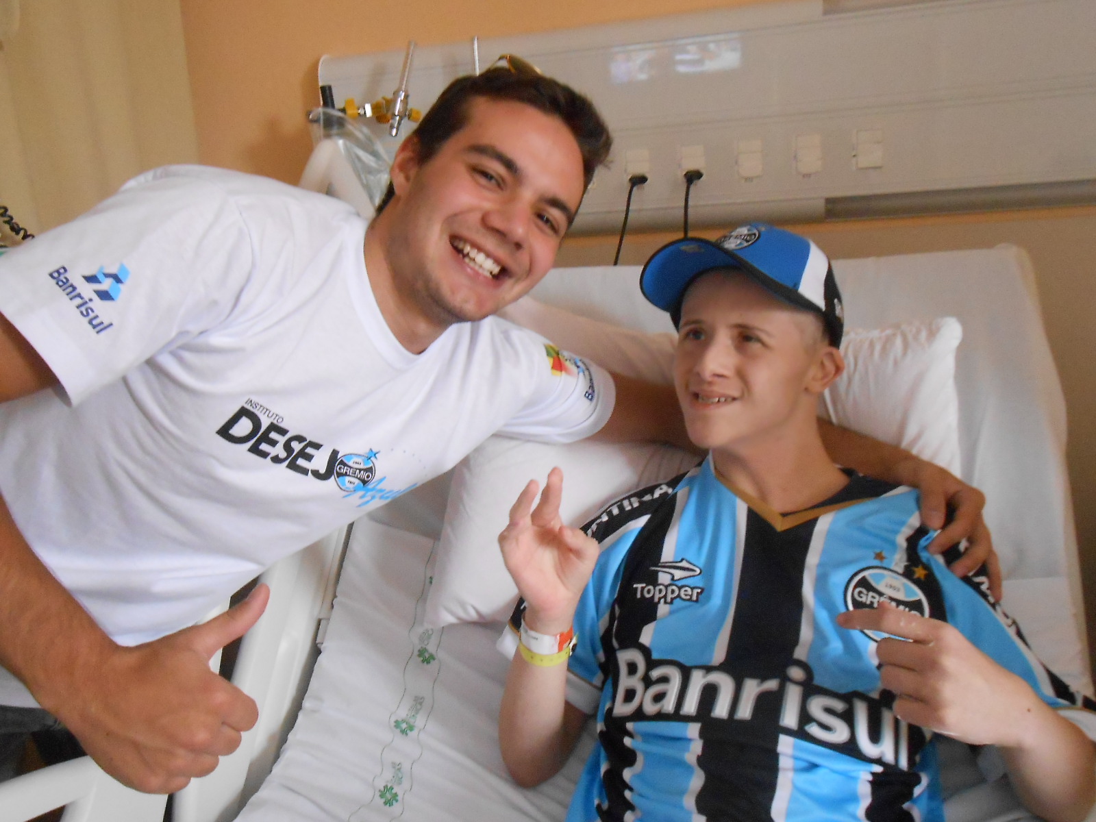 Marcelo é um gremistão roxo! Não perde um jogo do Imortal, seja assistindo na tv ou ouvindo no radinho. O garoto que faz tratamento no Hospital de Clínicas desejava ganhar uma camiseta do Grêmio. E com a colaboração do voluntário Erick Jaeger anhou além disso um boné e uma meia do time do seu coração. 