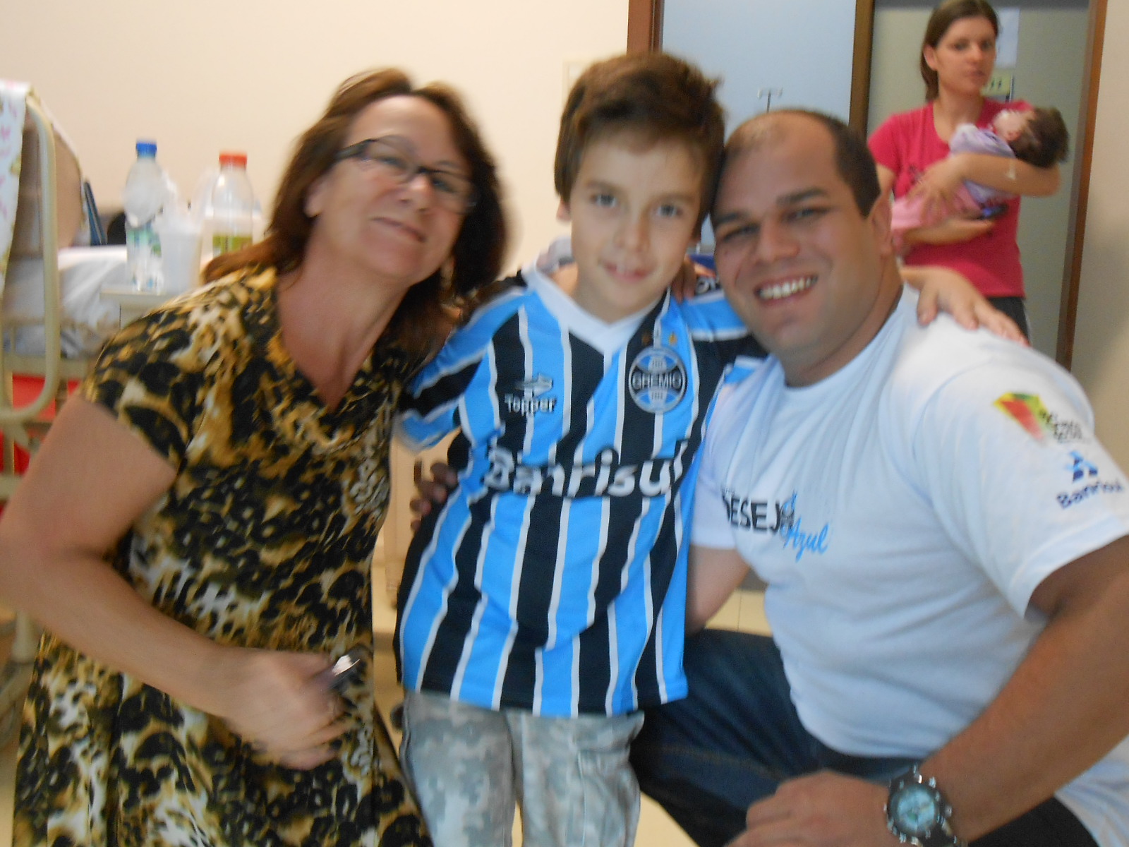 Pedro Henrique está fazendo tratamento no Instituto de Cardiologia. Seu desejo receber um uniforme completo do Grêmio. E com a colaboração do voluntário Sílvio Marques levamos até o menino que prometeu que quando terminar seu tratamento vestirá em todas às peladas que jogar.