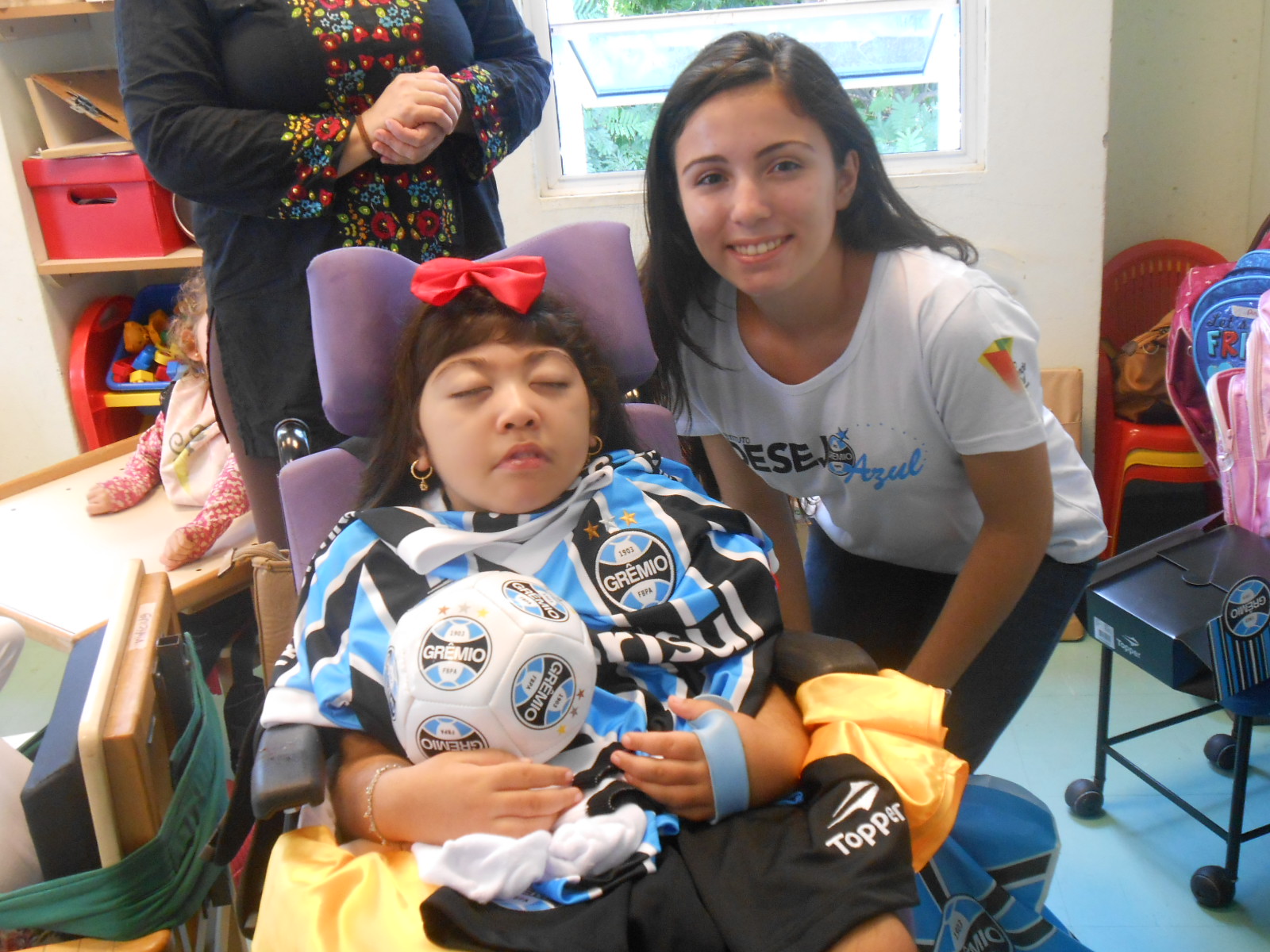 

Lívia estava de aniversário naquele dia. Estava fazendo 5 anos.A menina que faz tratamento na Kinder ganhou da voluntária Kênia Garrafiel um uniforme completo e uma bola do Tricolor. Feliz aniversário Lívia e muita saúde sempre! 

