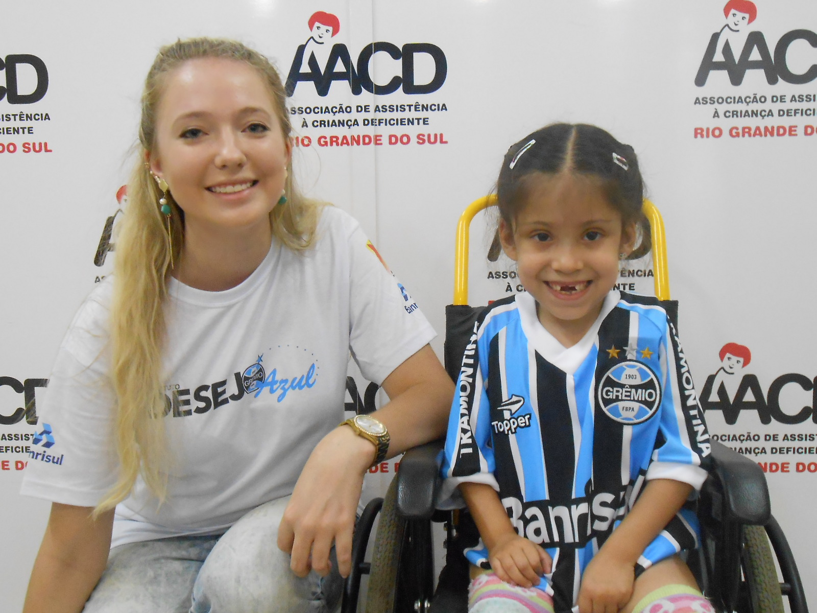 Danielly tem 6 anos e faz tratamento na AACD. Como seu pai, é uma grande gremista. Pediu para ganhar o uniforme completo do time do seu coração. E com a colaboração da voluntária Rafaela Alliatti levamos até á menina o kit com camiseta personalizada, calção e meia do Tricolor. 