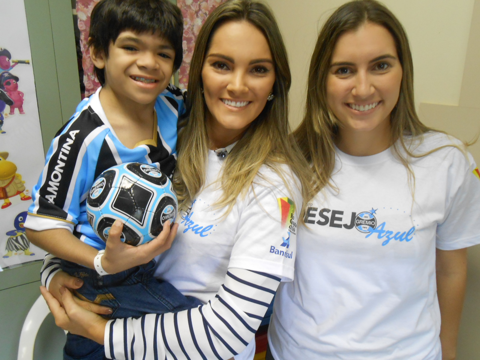 

Emanuel é um guerreiro. Guerreiro e combativo como o seu Grêmio que nunca se entrega.O menino está internado na Casa de Apoio do Instituto do Câncer Infantil onde faz tratamento no Hospital de Clínicas. Seu desejo era ganhar um uniforme do Grêmio. E com a colaboração em dose dupla das irmãs Lisie e Fernanda Schreinert levamos até o menino o seu presente. Força Emanuel, estamos todos na sua torcida! 

