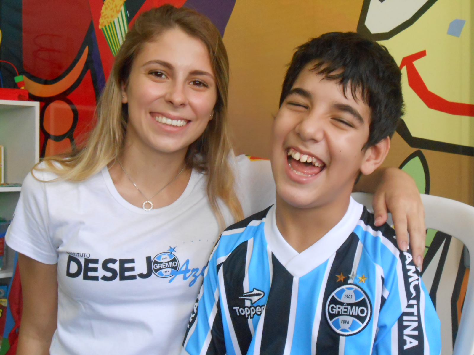 Guilherme tem 12 anos e faz tratamento no Educandário São João Batista. Não perde um jogo do Grêmio segundo a sua mãe. Este gremistão não parou de sorrir quando a voluntária Camila Rodigheri entregou a ele o kit com o uniforme do seu time do coração. 