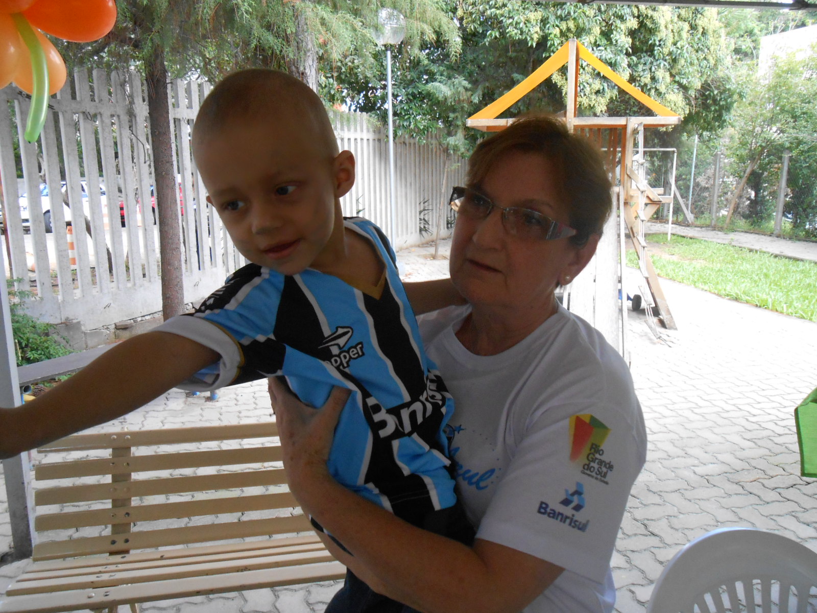 Arthur tem 3 anos e faz tratamento no Hospital de Clínicas. Entre o vai e vem de consultas e exames está hospedado na Casa de Apoio do Instituto do Câncer Infantil. Seu desejo era ganhar um uniforme completo do Imortal Tricolor. E com a ajuda da voluntária Cleonice dos Anjos Fontoura entregamos ao menino o kit completo com camiseta personalizada, calção e meia do Grêmio. Estamos todos na torcida pelo Arthur.