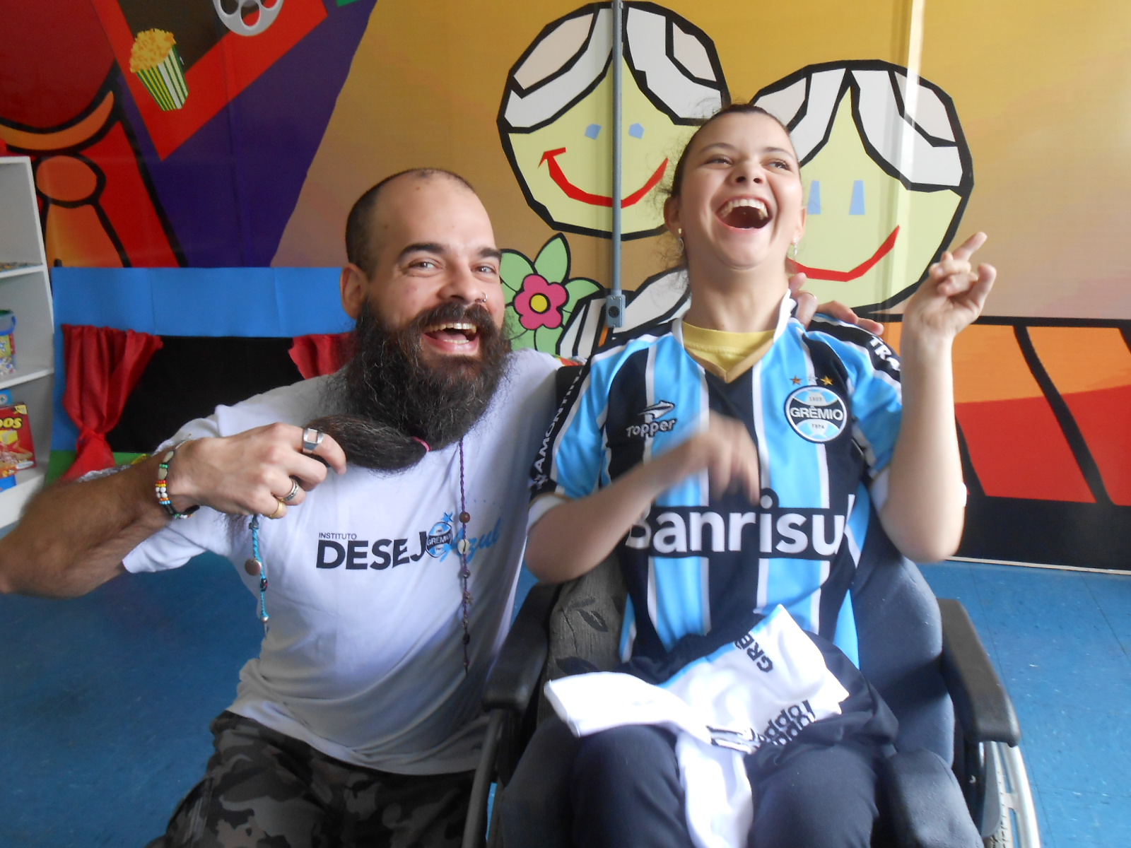 Jennifer é uma linda menina de 15 anos e faz tratamento no Educandário São João Batista. Estava realizada quando recebeu do voluntário Alonso Licks seu uniforme completo do time do seu coração. 