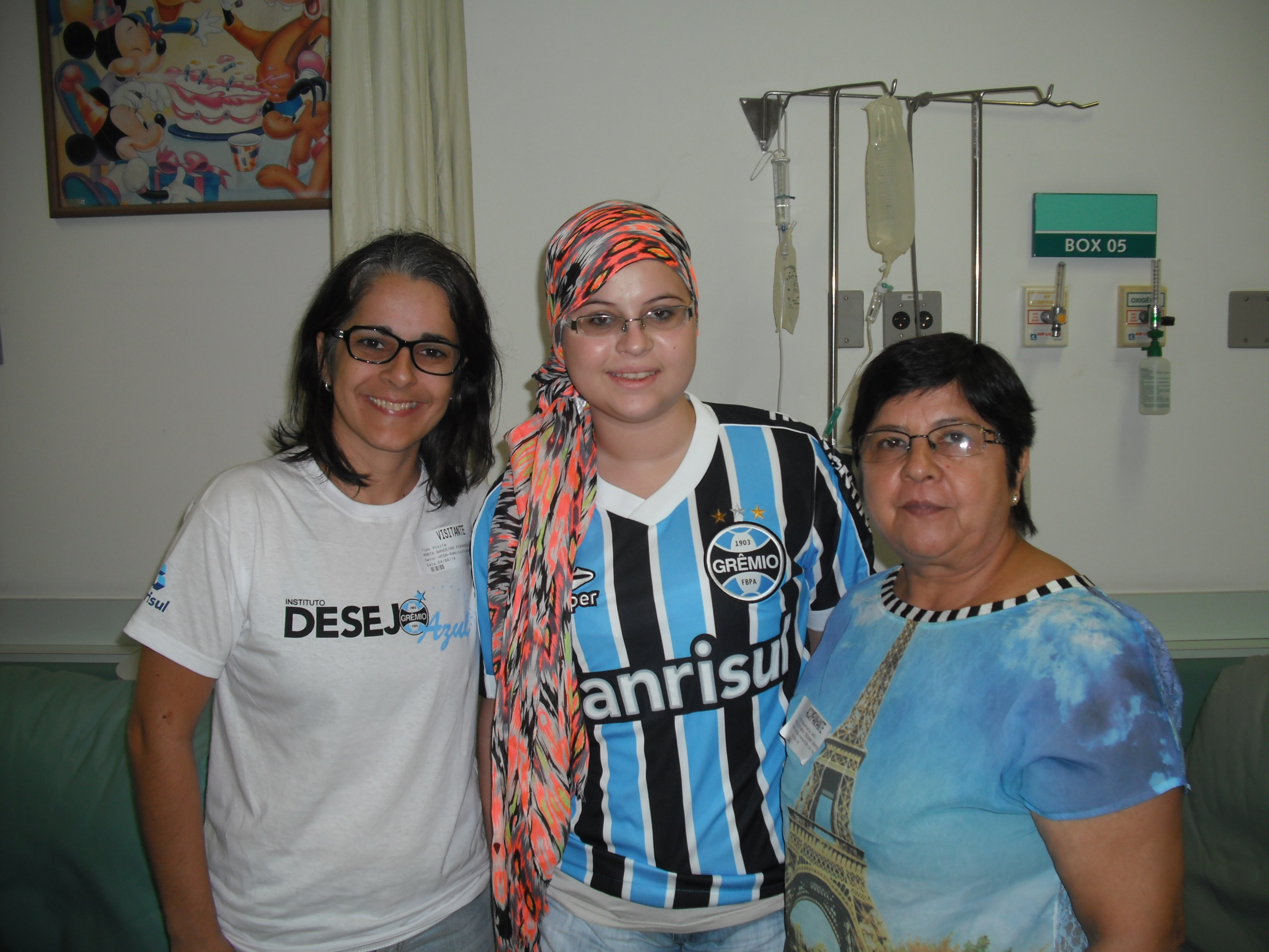 Eduarda , 15 anos, faz tratamento no Hospital da Criança Santo Antônio. É uma super gremista e uma grande guerreira . Queria ganhar uma camiseta oficial do Imortal Tricolor. E com a colaboração da voluntária Marta Fernandes realizamos mais um desejo. Saúde Duda!