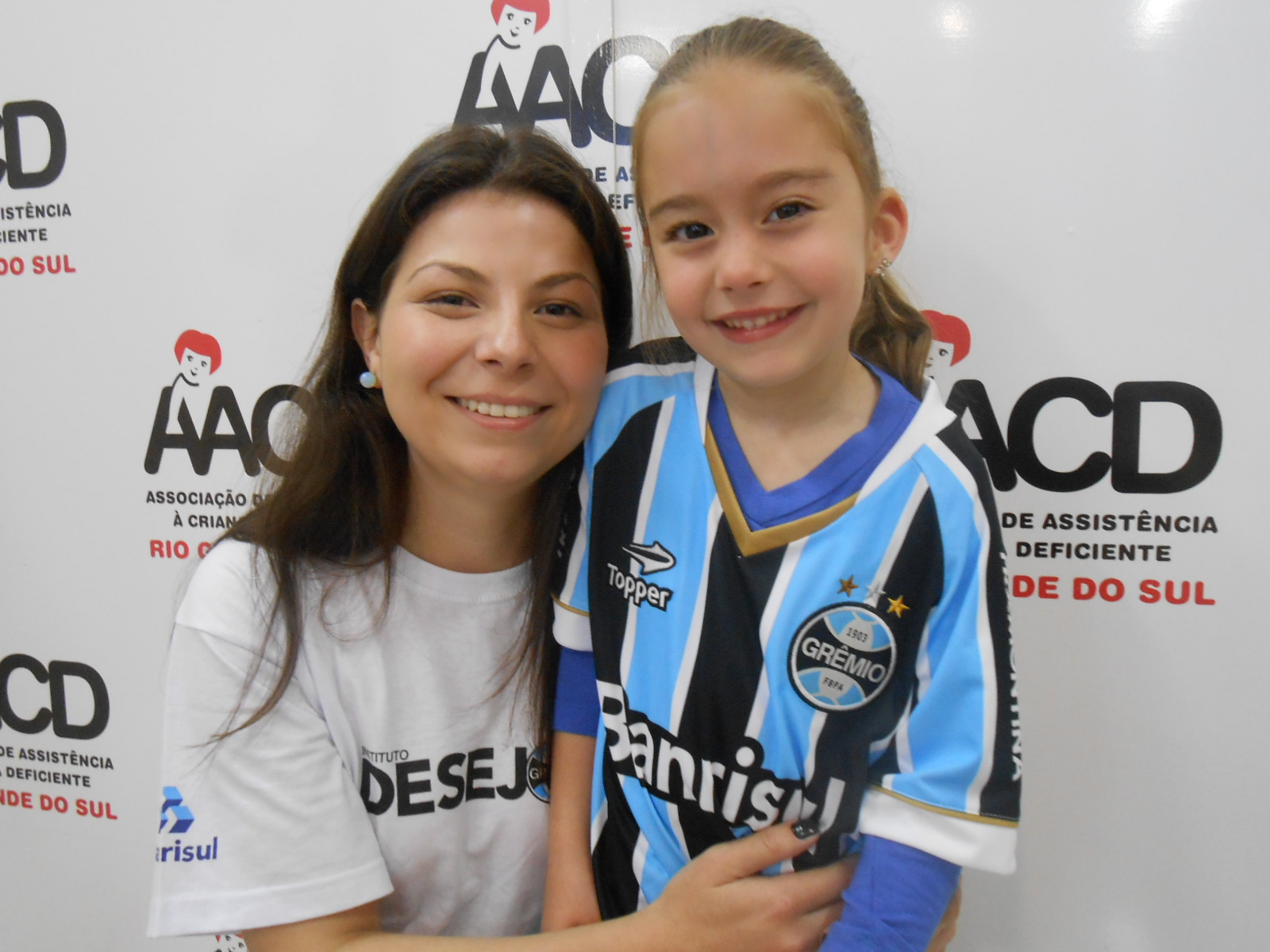 

Keila tem 6 anos . É uma linda, carinhosa e querida gremistinha. Ela faz tratamento na AACD. Queria ganhar o uniforme completo do Grêmio. E com a colaboração da voluntária Adriana Maia entregamos para o kit completo com camiseta ,calção e meia.O meigo rostinho da Keila ficou mais bonita vestindo a Tricolor. 

