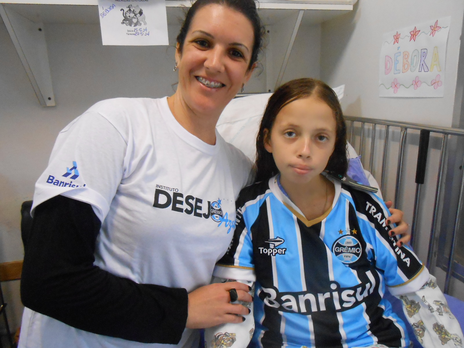 Débora tem 13 anos e faz tratamento no Hospital Conceição. Seu desejo era ganhar um uniforme completo do time do seu coração, o Grêmio. E com a colaboração da voluntária Aline Cardias levamos para a menina uma camiseta oficial personalizada com seu nome, calção e meia do Tricolor. Estamos torcendo por ti Débora! 