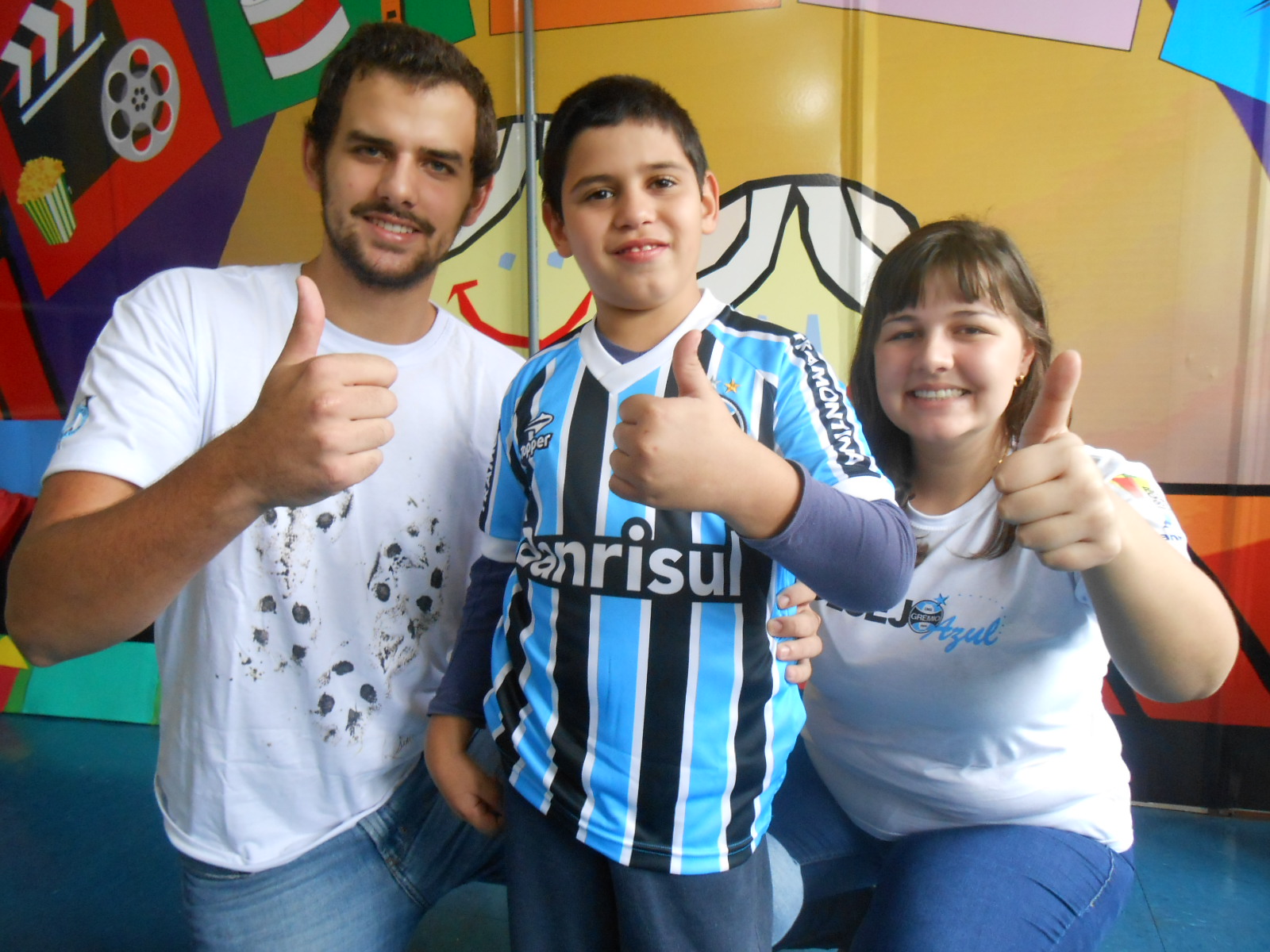 João Vítor faz tratamento no Educandário São João Batista. Seu desejo , gremistão que é, era ganhar um uniforme completo do Grêmio. E com a colaboração dos voluntários Giana Corssac e Caio Blume Corssac levamos até o garoto para a alegria de todos que presenciaram a ação. 