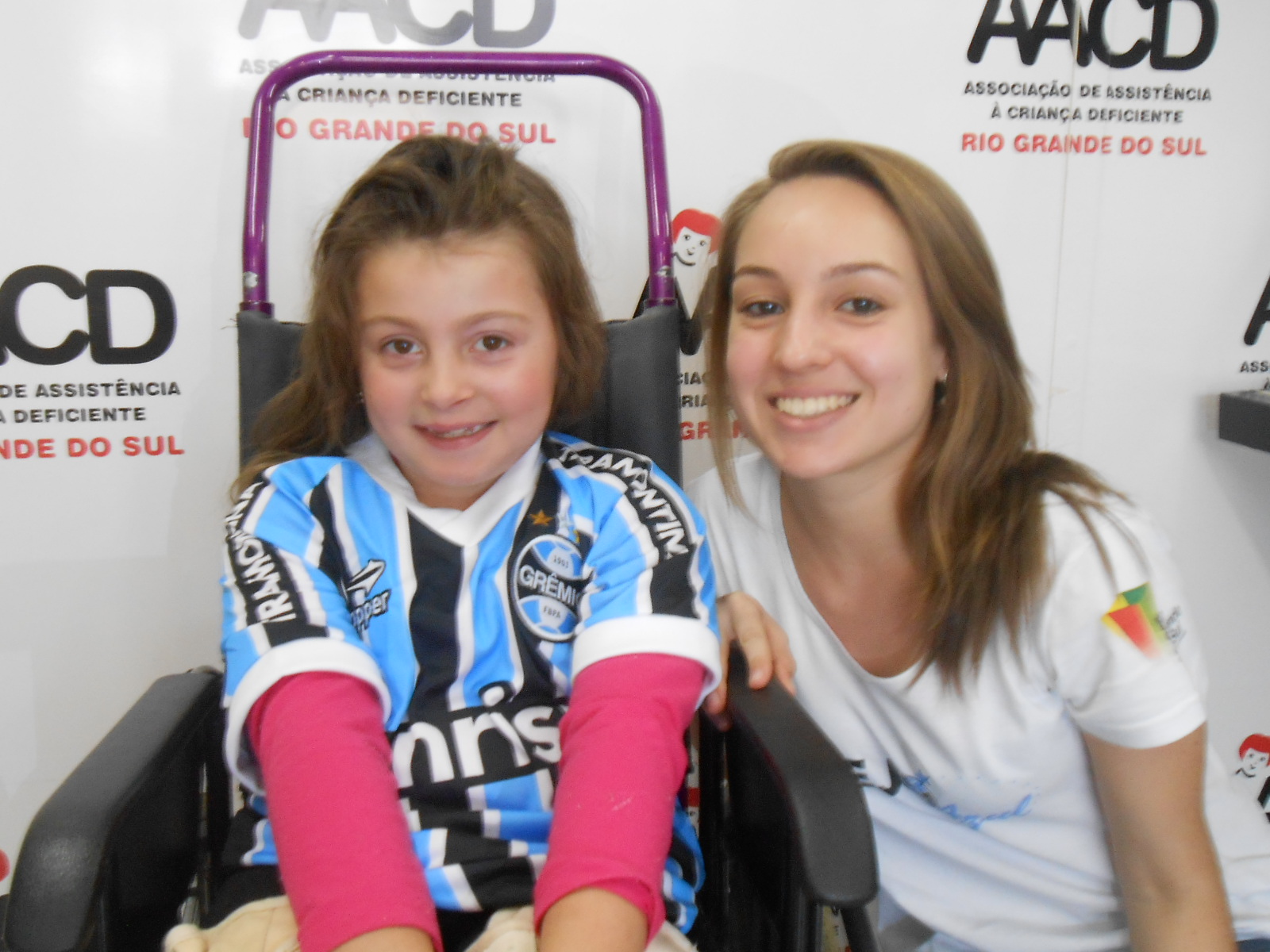 Morgana faz tratamento na AACD. Seu desejo era ganhar um uniforme completo do Imortal Tricolor. E com a colaboração da voluntária Aline Muller levamos até a menina um kit composto de camiseta personalizada, calção e meia do Grêmio. 