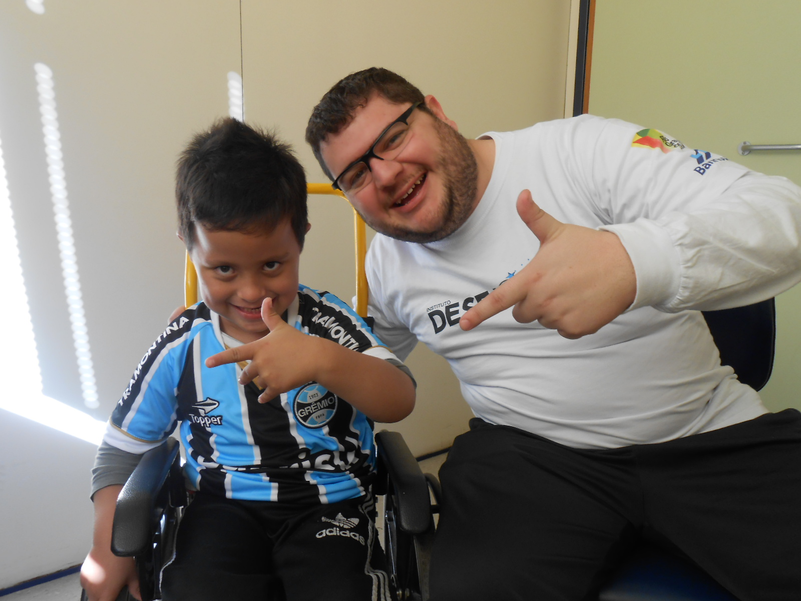 O menino Pedro faz tratamento na AACD. Queria ganhar um uniforme completo do Grêmio. O voluntário Pedro Henrique Pereira estava muito afim de fazer uma ação social, especialmente se fosse com uma criança gremista. Pois hoje o Pedrinho recebeu de Pedro este presentão que ficará para sempre em sua memória. E os dois Pedros e gremistas ficaram muito felizes. 