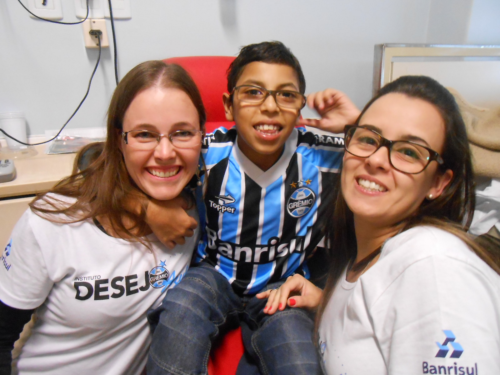 

Luan faz tratamento no Instituto de Cardiologia. É o menino além de ser um guerreiro é simpático, alegre e afetivo. Seu desejo era ganhar um uniforme completo do Grêmio. E com a colaboração das voluntárias Jocinéia Erling e Monique Sindermann levamos até ao garoto seu presente. 

