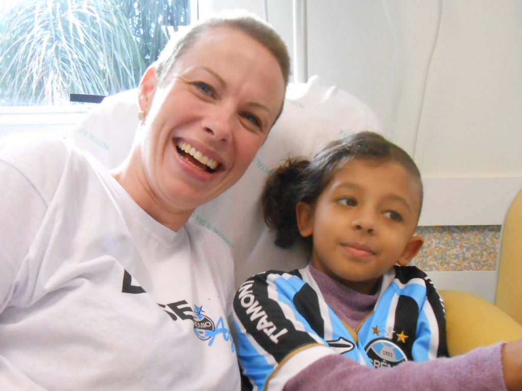 Eduarda, a Duda, faz tratamento no Hospital Conceição. Seu desejo era ganhar um uniforme completo do Tricolor. E com a colaboração da voluntária Karin Trennepohl levamos até á menina o seu presente. Saúde Duda!