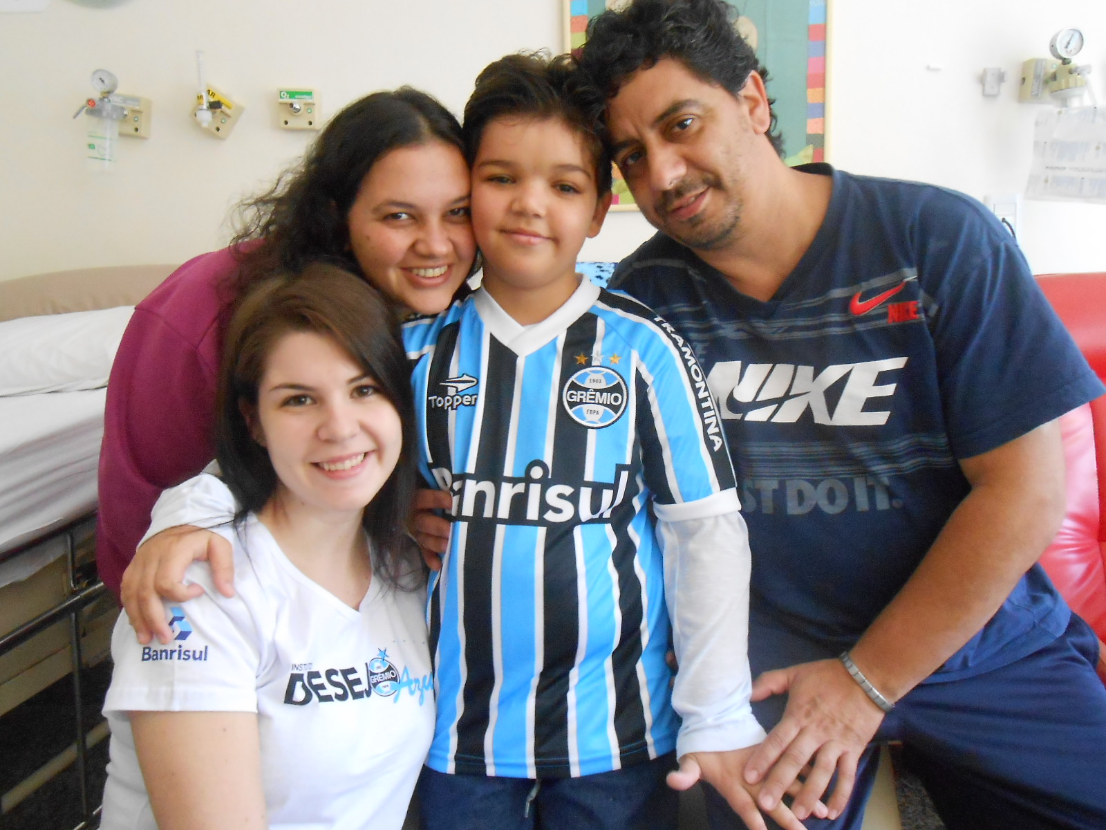 O menino Jean Carlo faz tratamento no Instituto de Cardiologia. O menino natural de Bossoroca e que está com seus pais na Capital queria muito ganhar o uniforme completo do Grêmio. E com a ajuda da voluntária Pauline Silva levamos até ele este presentão. Força Jean Carlo! 