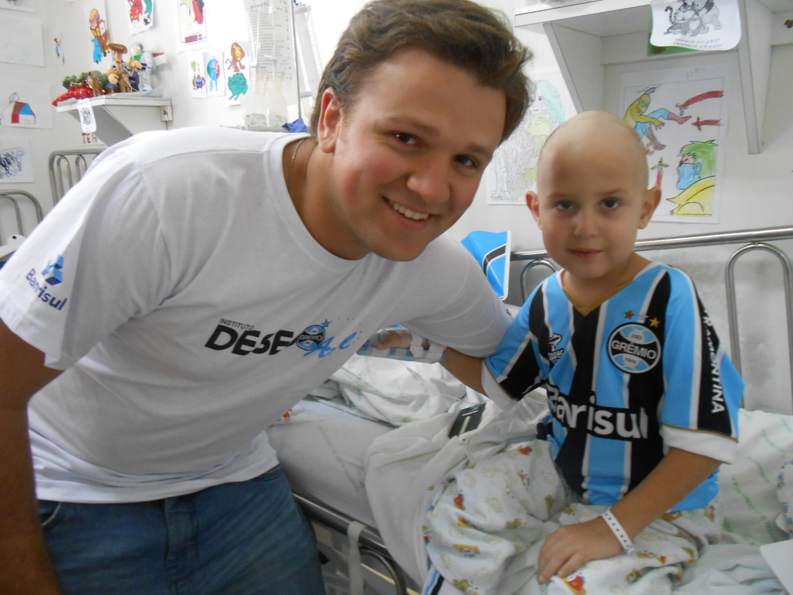 

Israel é um lindo gremistão faz tratamento no Hospital Conceição. Seu desejo era ganhar um uniforme completo do Grêmio. E com a colaboração do voluntário Kelvin Richardt entregamos hoje este presentão para o garoto. Força pequeno guerreiro Israel! 

