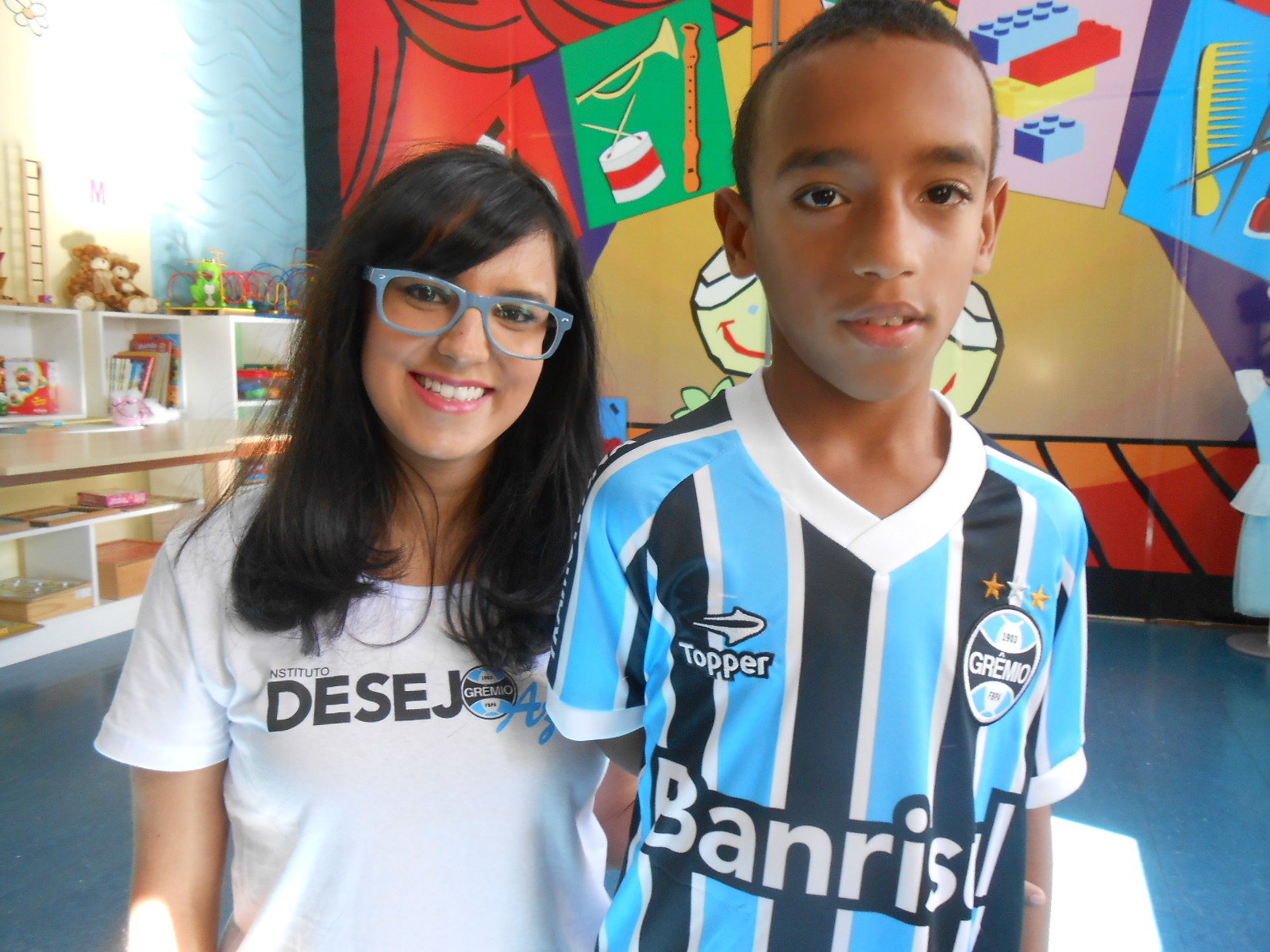 Leonardo tem 7 anos e faz tratamento na Kinder. Pediu e ganhou da voluntária Amanda Zambon um uniforme completo do Imortal Tricolor. Depois todo orgulhoso vestiu a camiseta e ficou com pinta de craque. Um craque da vida que ele já é. 