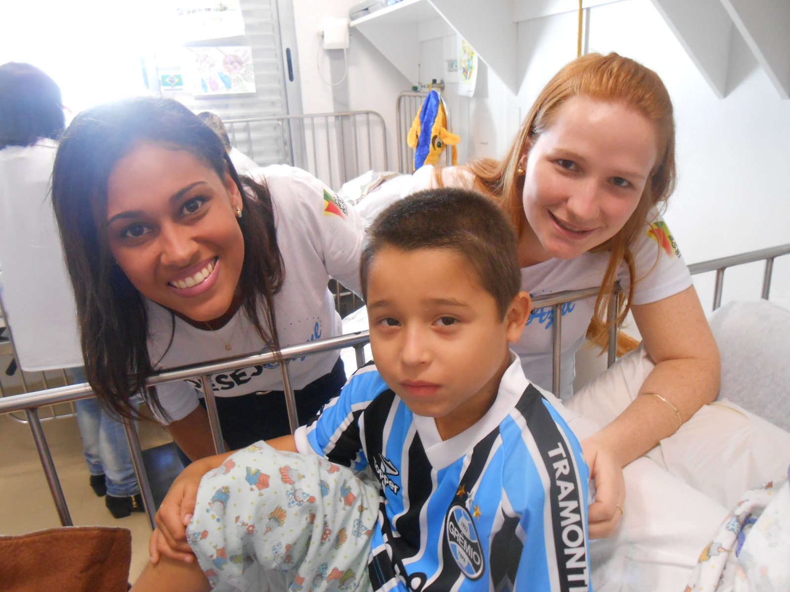 Renan tem 7 anos e faz tratamento no Hospital Conceição. É um lutador, um guerreiro como todo o grande gremista. Seu desejo era ganhar um uniforme completo do Imortal Tricolor. E com a colaboração das voluntárias Jéssica Ferrari e Andreza Calazans levamos este presentão para o garoto . Saúde Renan! 