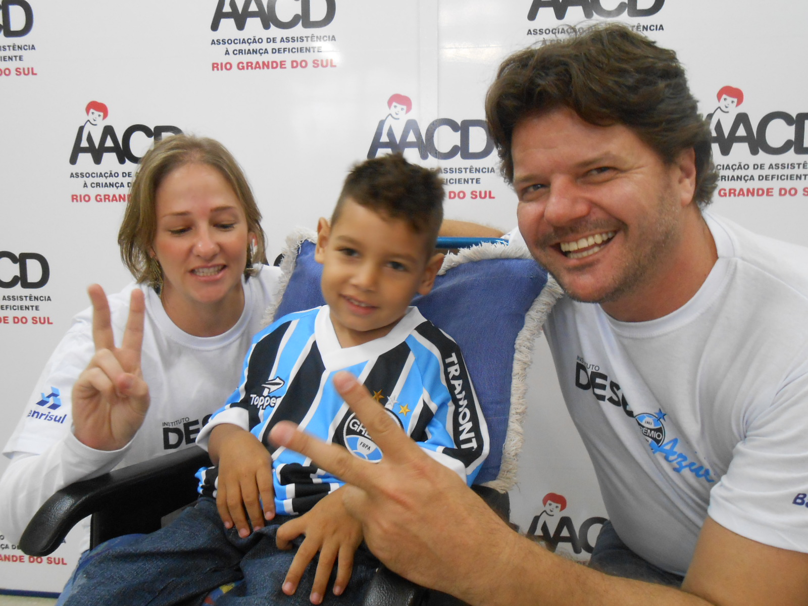 O desejo de Deivid era ganhar um uniforme completo do time do seu coração, o Grêmio. O garoto que faz tratamento na AACD é muito gremista e não perde um jogo do Tricolor. E com a colaboração da voluntária Angélica Kunzler e Sponchi Paulo Sponchiado levamos até o menino que ficou todo orgulhoso exibindo sua camiseta nova. 
