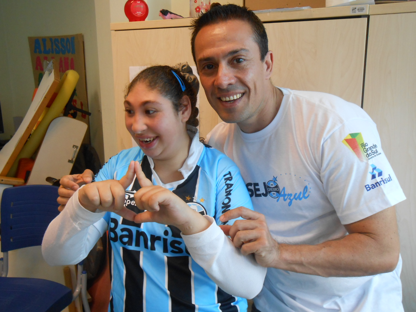 A menina Keylisse faz tratamento na Kinder. Há horas estava na fila daquela Instituição para receber seu kit completo com o uniforme do Grêmio. E este dia finalmente chegou. Com a colaboração do voluntário Pierre Gonçalves levamos o presente até à menina que junto com a sua mãe era só felicidade.