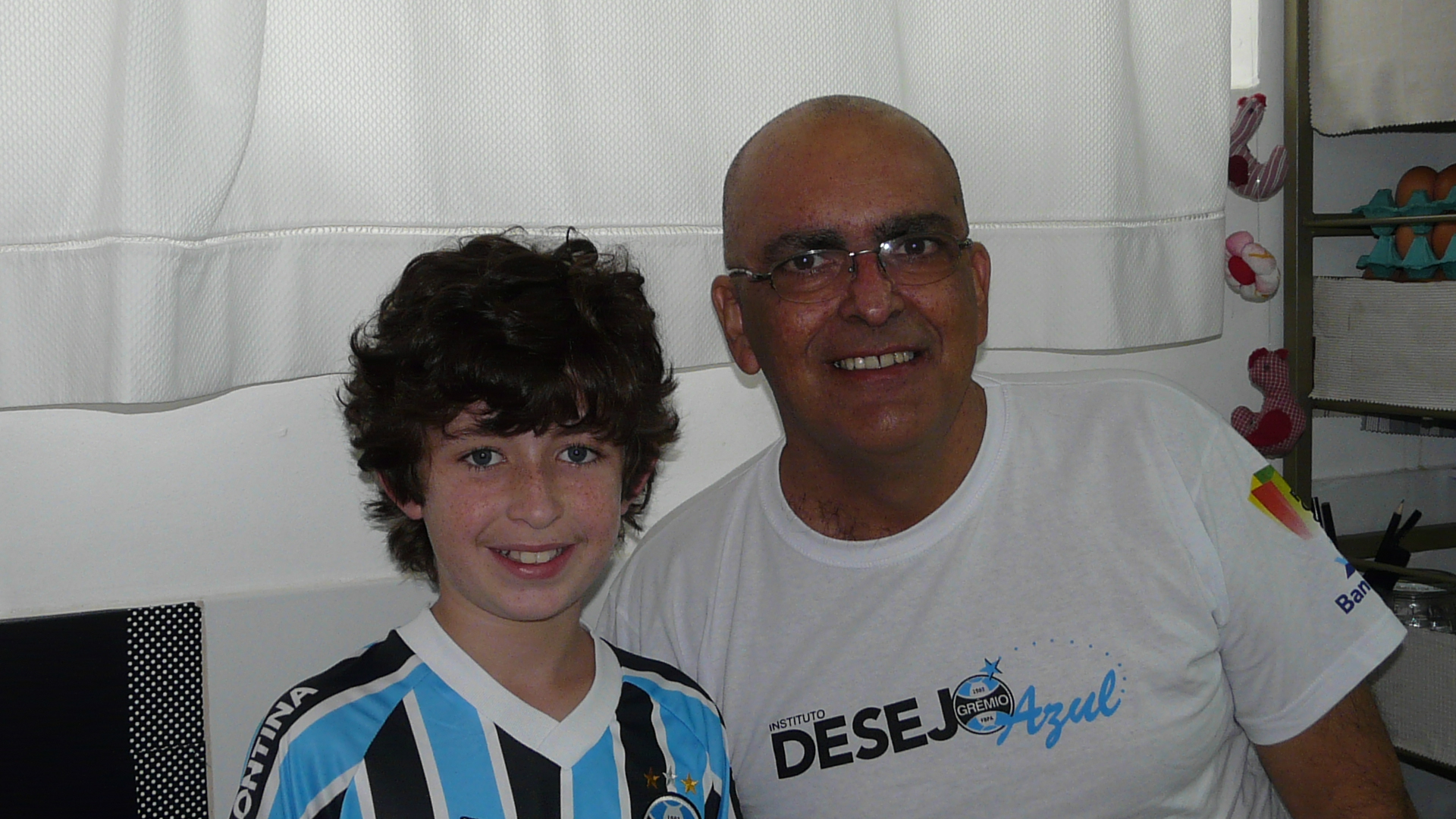 De Porto Alegre o voluntário Luiz Alberto Stefani postou o uniforme pelo Correio. Em Tubarão o Cônsul do Grêmio naquela cidade Ernande Correa Ferreira tratou de levar o presentão até Criciúma onde o menino Henrique aguardava ansiosamente . O garoto que faz tratamento no Hospital Guido recebeu emocionado seu presente e logo tratou de vestir sua camiseta com orgulho. 