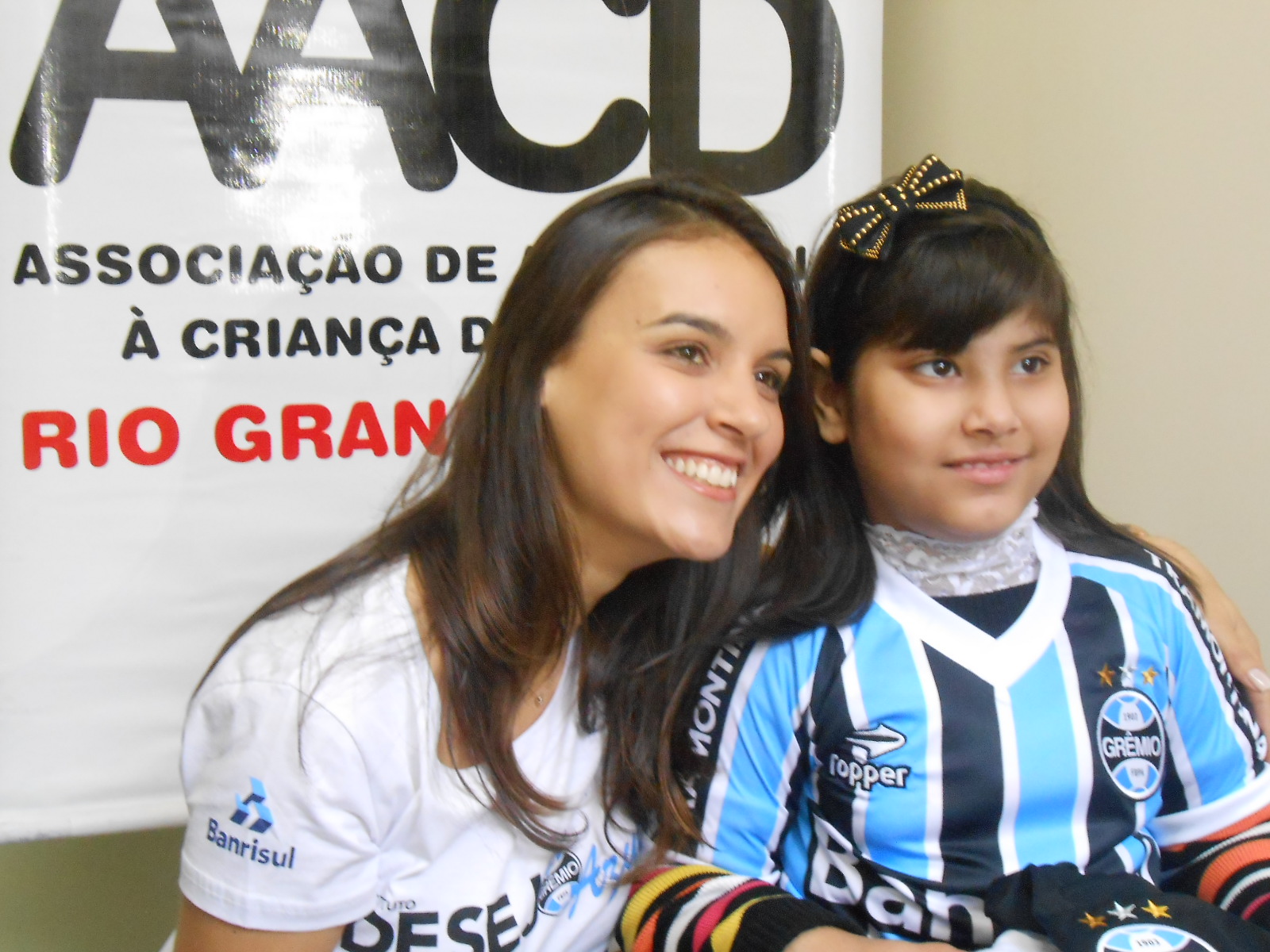 Grisiane tinha um desejo, ganhar um uniforme completo do Grêmio. Essa linda menina que faz tratamento na AACD é muito gremista assim como toda sua família. E com a colaboração da voluntária Thays Rosa levamos até a menina um kit completo com camiseta personalizada, calção e meia do Imortal Tricolor. 