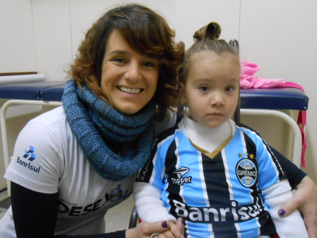 

Manuella tem 3 anos e faz tratamento na AACD. Seu desejo era ganhar o uniforme do time que ela tanto torce, o Grêmio. E com a colaboração da voluntária Cris Rocha levamos um kit completo com camiseta personalizada, calção e meia do Imortal Tricolorl 

