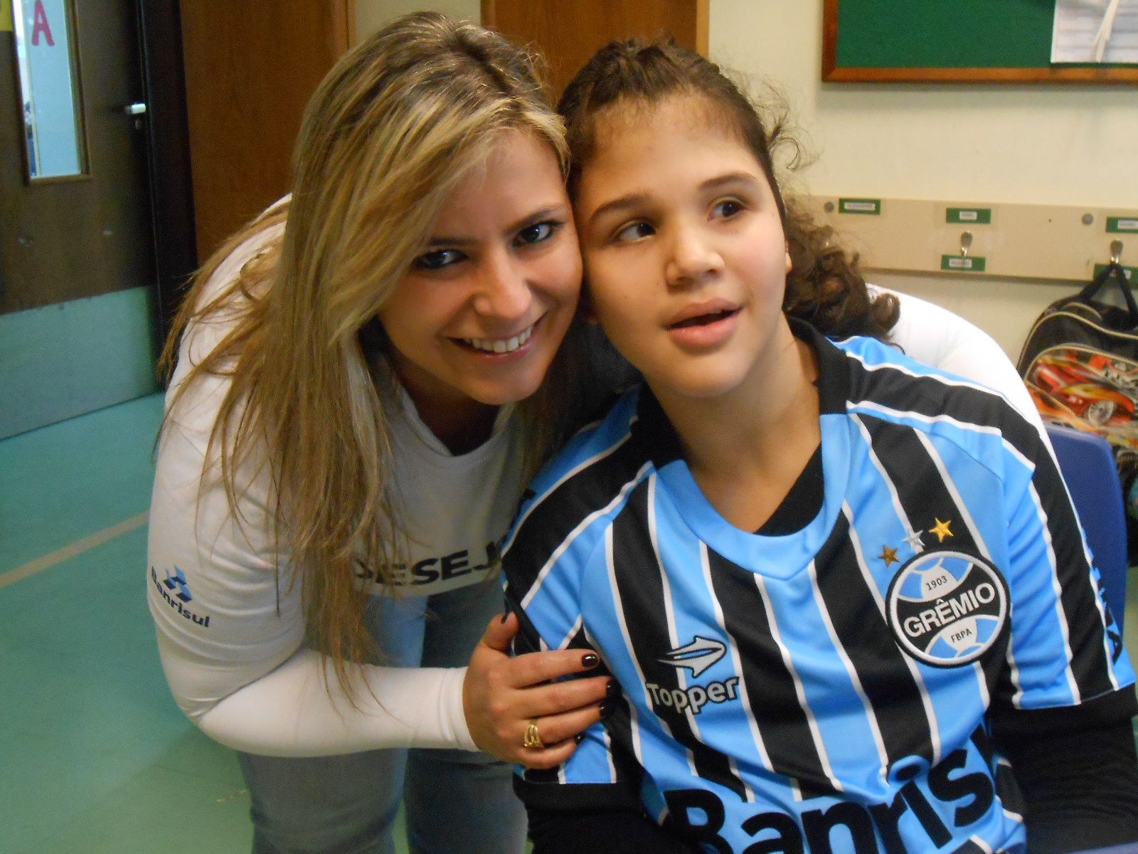 Fernanda faz tratamento na Kinder. Seu desejo era ganhar uma camiseta do Grêmio personalizada com seu nome. E com a colaboração da voluntária Camila Pereira levamos até essa linda gremista o presente que ela tanto esperava. 