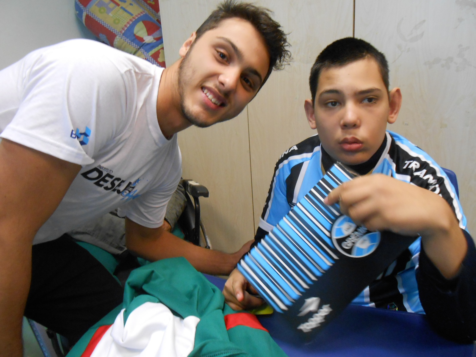 Artur faz tratamento na Kinder. Seu desejo era ganhar uma camiseta do Grêmio. E coincidentemente o voluntário escalado era seu tocaio , pois Arthur Gatti levou o presente para o garoto. Uma feliz coincidência.