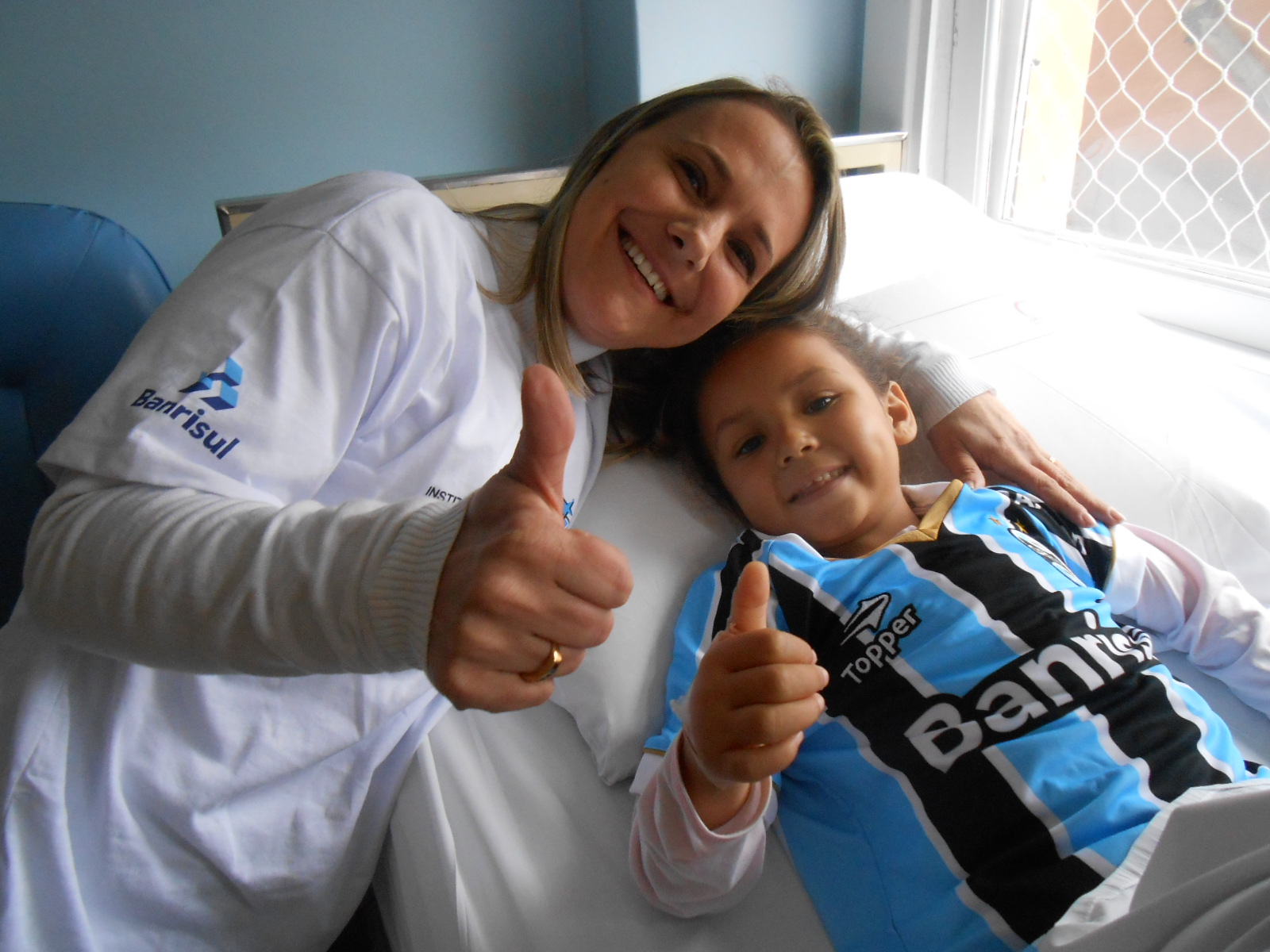 

Ana Carolina está se recuperando de uma cirurgia no Instituto de Cardiologia. Se Deus quiser logo estará em casa para brincar na rua e vestir o uniforme completo do Tricolor que com a colaboração da voluntária Daniela Marcon demos a ela. Força Aninha! 

