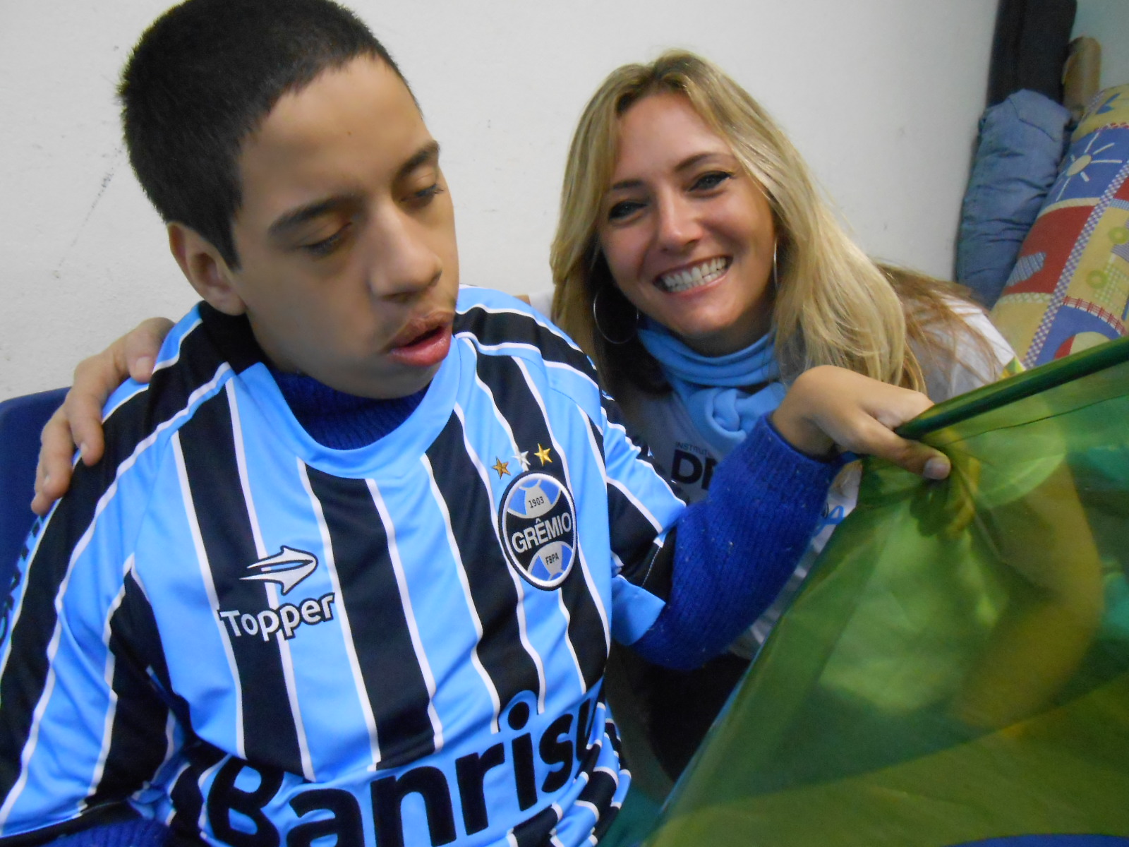 

Daniel tem 17 anos e faz tratamento na Kinder. Segundo sua mãe ele é o mais fanático dos seus 5 filhos. E hoje com a colaboração da voluntária Ana Cristina Froner ganhou sua camiseta personalizada, um desejo que ele tinha há tempos e que hoje tornou-se realidade . 

