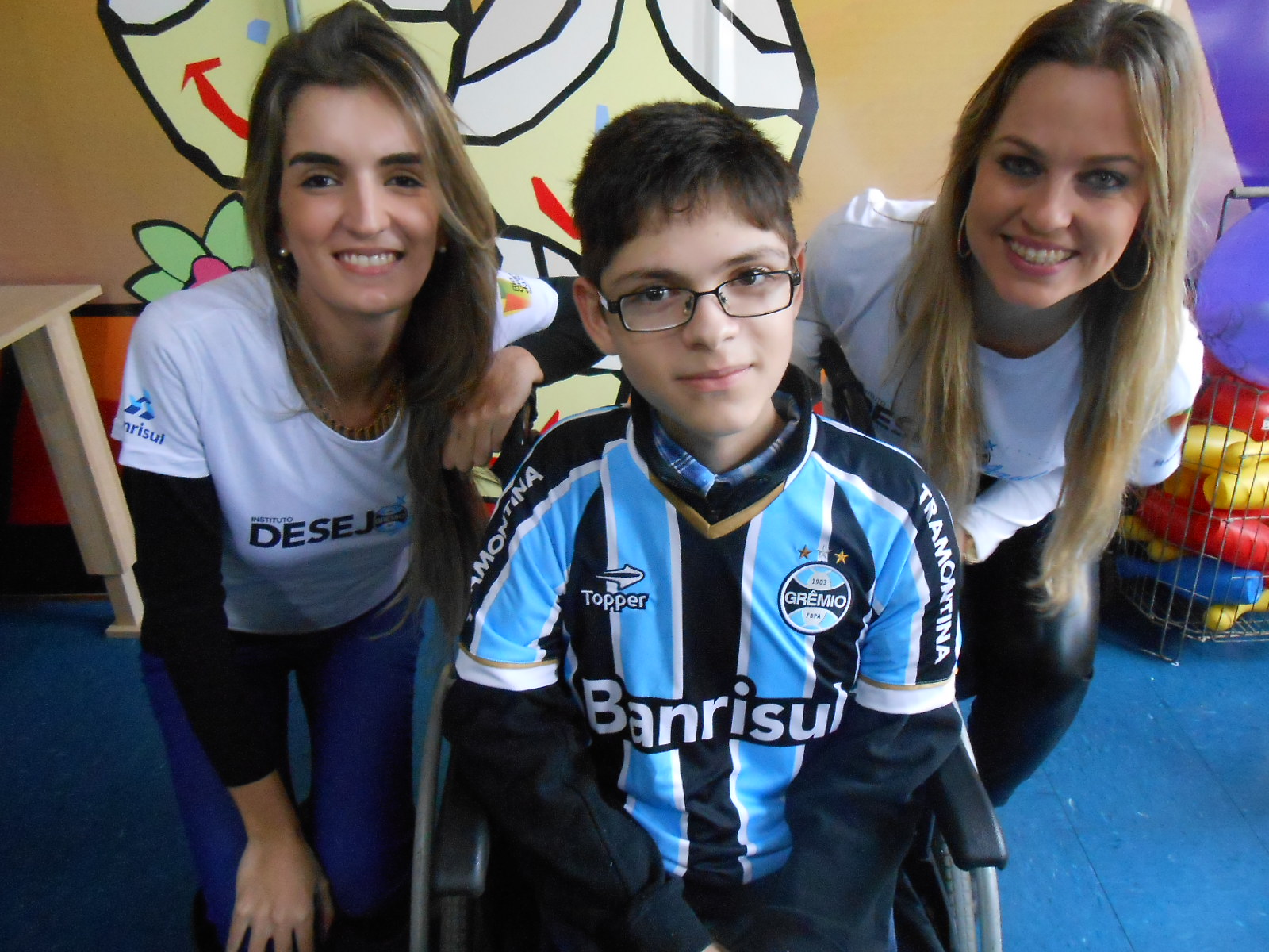 

Marcos tem 14 anos e faz tratamento no Educandário São João Batista. Seu desejo era ganhar um uniforme completo do Grêmio. E com uma dupla de voluntárias Mariana Aronna e Daiane Steffens levamos até o menino um kit completo com camiseta personalizada, calção e meia do Imortal Tricolor. 
