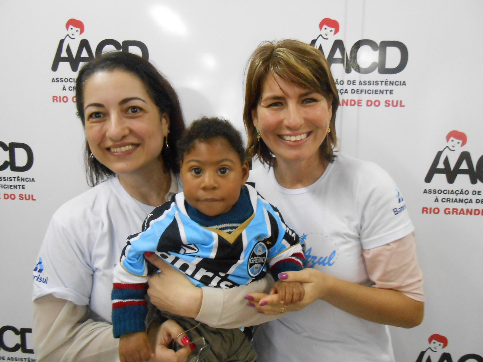 Kauã faz tratamento na AACD. Filho de pais gremistas não poderia ter outro time para torcer, é um gremistão. E com a ajuda de uma dupla de voluntárias Andrea Lima e Claudia Flores , levamos até o menino além do uniforme completo do Tricolor vários outros presentes. E o Kauã não parava de sorrir