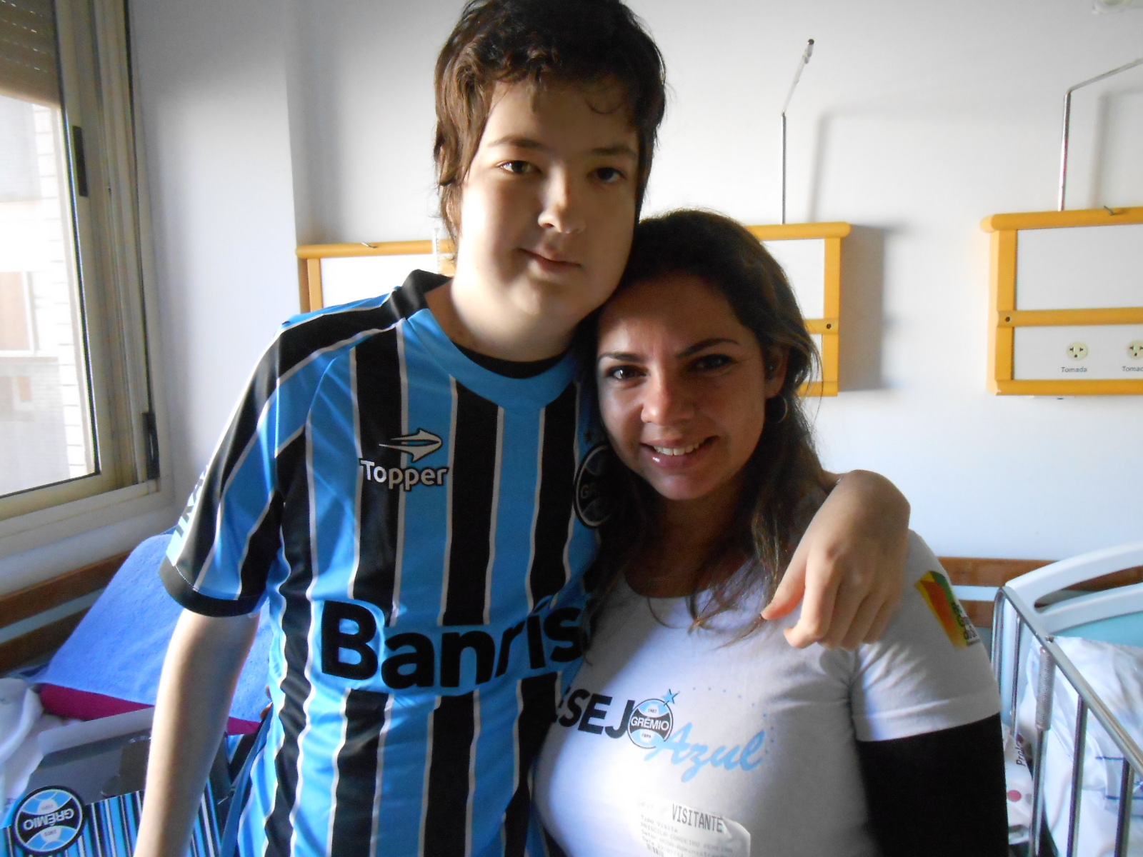 Juan tem 16 anos e faz tratamento no Hospital da Criança Santo Antônio. Seu desejo era ganhar uma camiseta do Grêmio, time no qual é fanático. E com a colaboração da voluntária Priscila Pereira levamos até ao garoto este presentão. Saúde grande Juan!