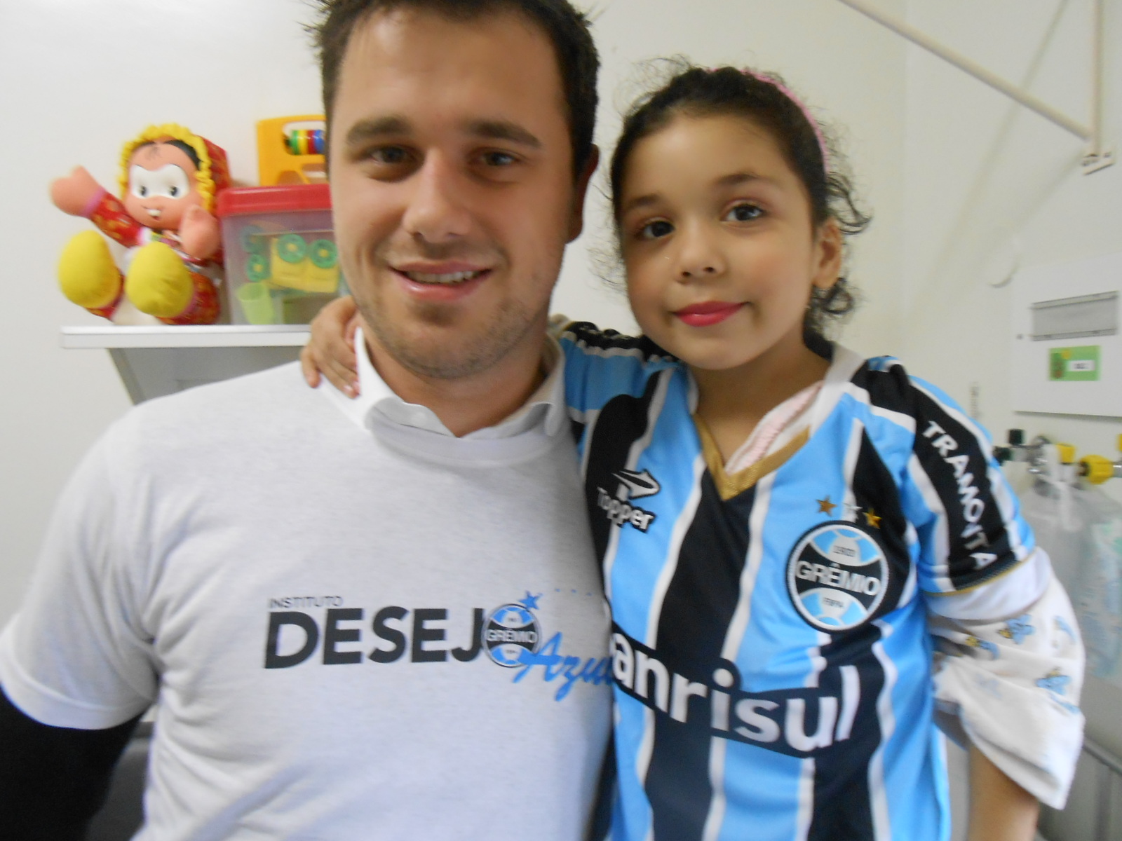 
A linda e doce Rafaela ganhou seu uniforme do Grêmio. (7 fotos)


Rafaela tem 6 anos e faz tratamento no Hospital Conceição. É uma gremistinha querida, doce e meiga. Uma simpatia de criança. Seu desejo era ganhar um uniforme do seu time do coração. E o voluntário Rafael Weber contribui decisivamente para que seu desejo se tornasse realidade. 
