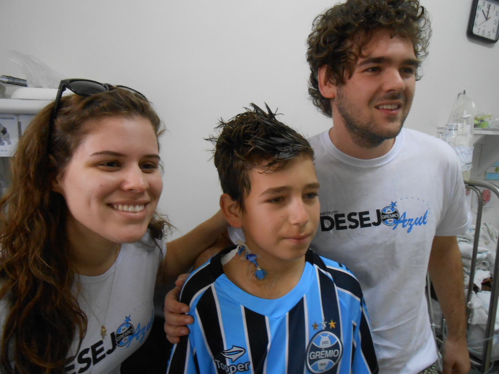 Tales faz tratamento no Hospital Conceição. Seu desejo como bom gremista que é era ganhar uma camiseta do Tricolor . E com a ajuda do voluntário Fernando Argenta e sua namorada levamos até o menino que estava todo orgulhoso com seu presentão