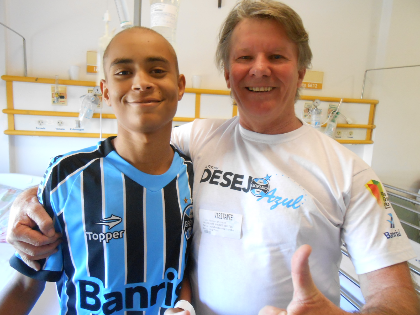 Wesley tem 16 anos e faz tratamento no Hospital da Criança Santo Antônio. É um gremistão daqueles mais fanáticos. Não perde um jogo do Grêmio. Sonha um dia ser jogador de futebol. E com a colaboração do voluntário Ubirajara Gorski Brites levamos até o menino uma camiseta personalizada bem como uma bola de presente. Saúde Wesley!