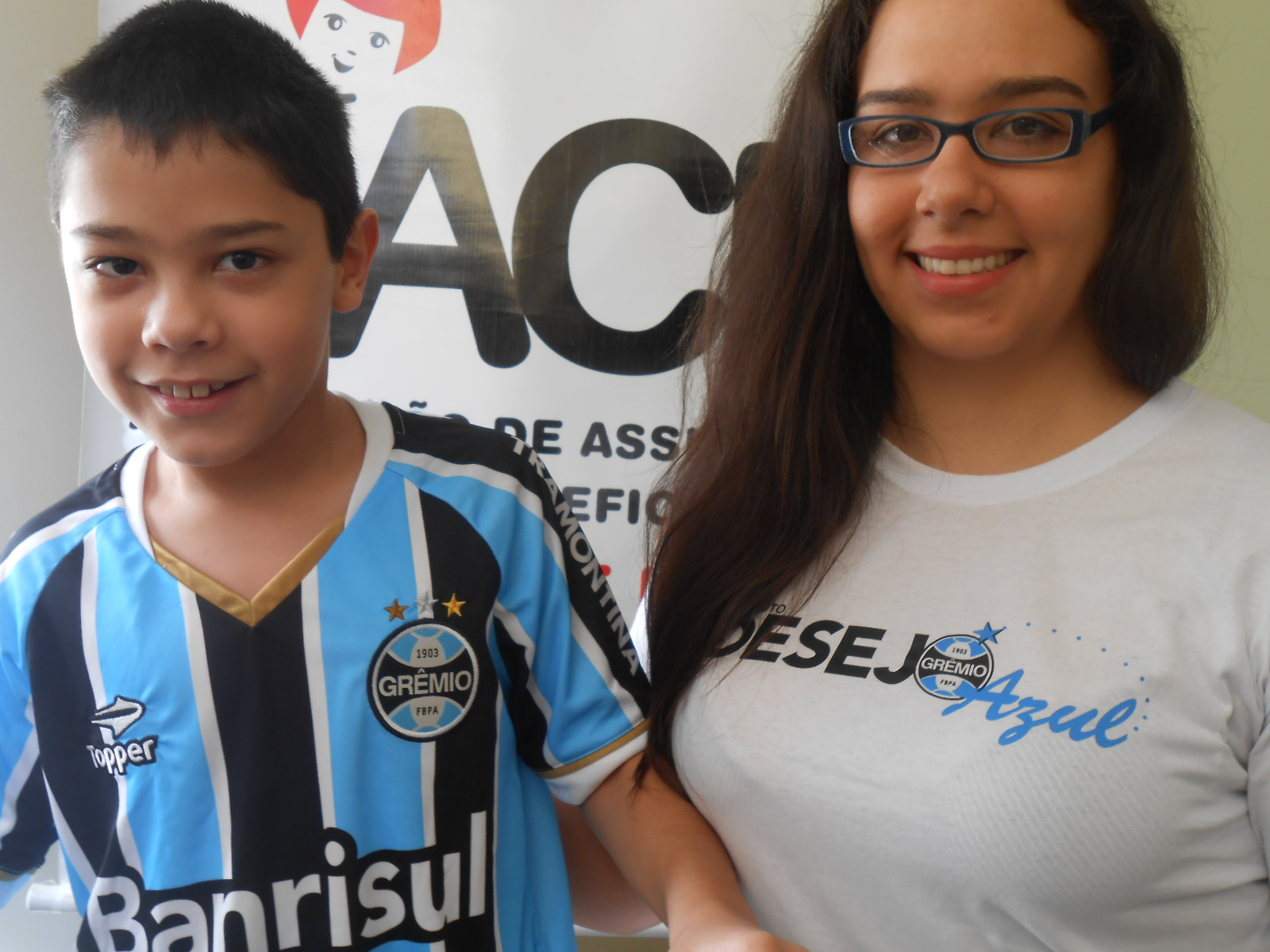 

Alessandro tem 9 anos e faz tratamento na AACD. Seu desejo era ganhar um uniforme completo do Grêmio e vibrar na frente da tv torcendo para o seu amado Tricolor. E com a parceria da voluntária Roberta Schaun levamos até o garoto um kit com camiseta personalizada, calção e meia do Grêmio. 
