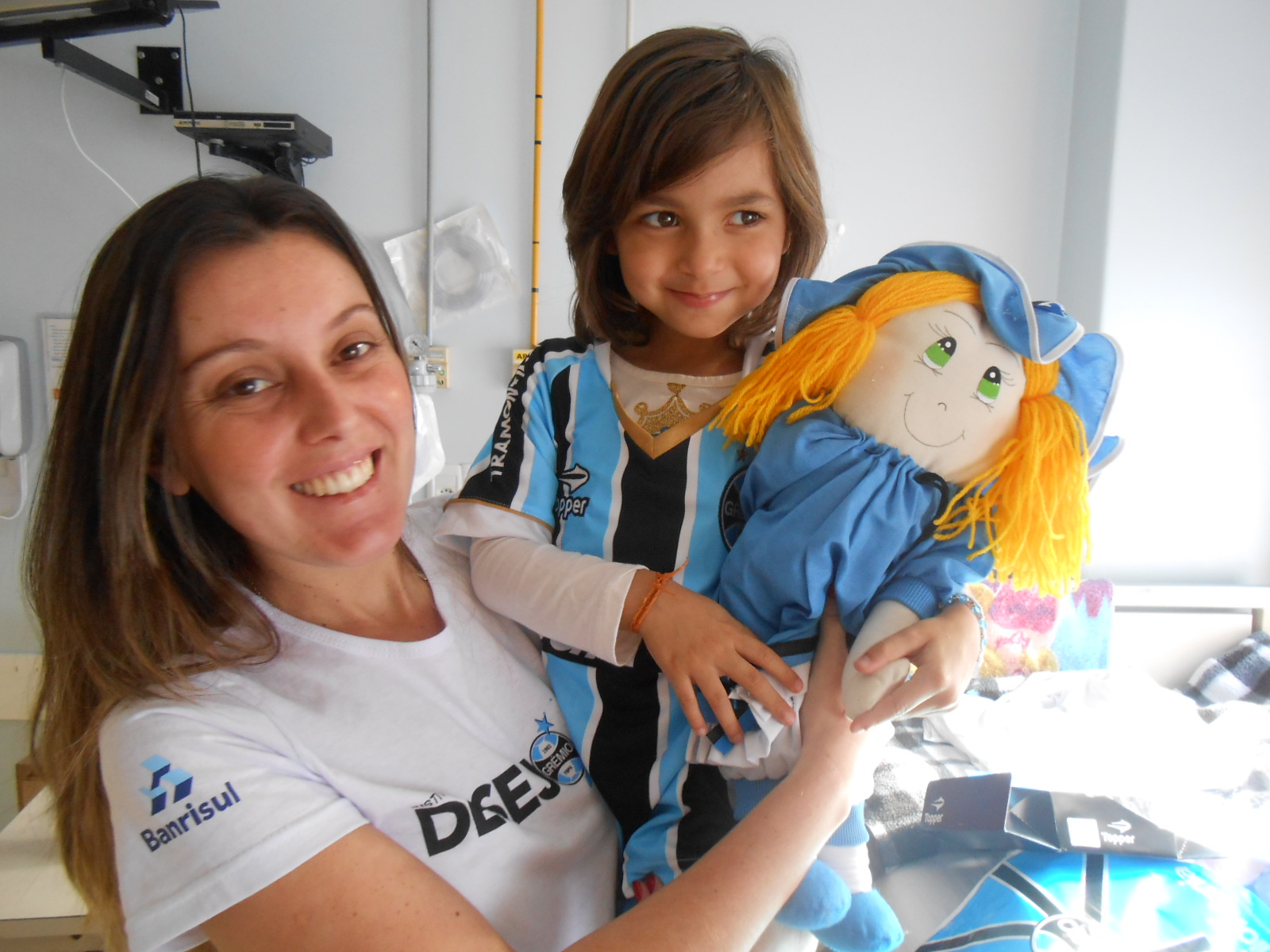 Isadora tem 6 anos e faz tratamento no Instituto de Cardiologia. É uma graça de menina. Linda, simpática, sorridente e muito gremista! Seu desejo era ganhar um uniforme do Tricolor. Ganhou mais da voluntária Karine Pires. Recebeu uma bonequinha de pelúcia do Grêmio. Muita saúde para a Isadora! 