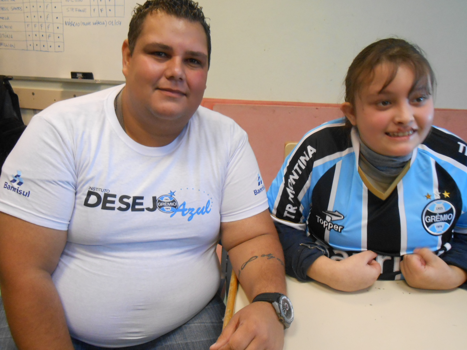 

Letícia tem 16 anos e faz tratamento na Kinder Centro de Integração. A menina adora o Grêmio e desejava ganhar uma camiseta personalizada com seu nome. E com a ajuda do voluntário Heberson Bones levamos até a menina este presentão. 
