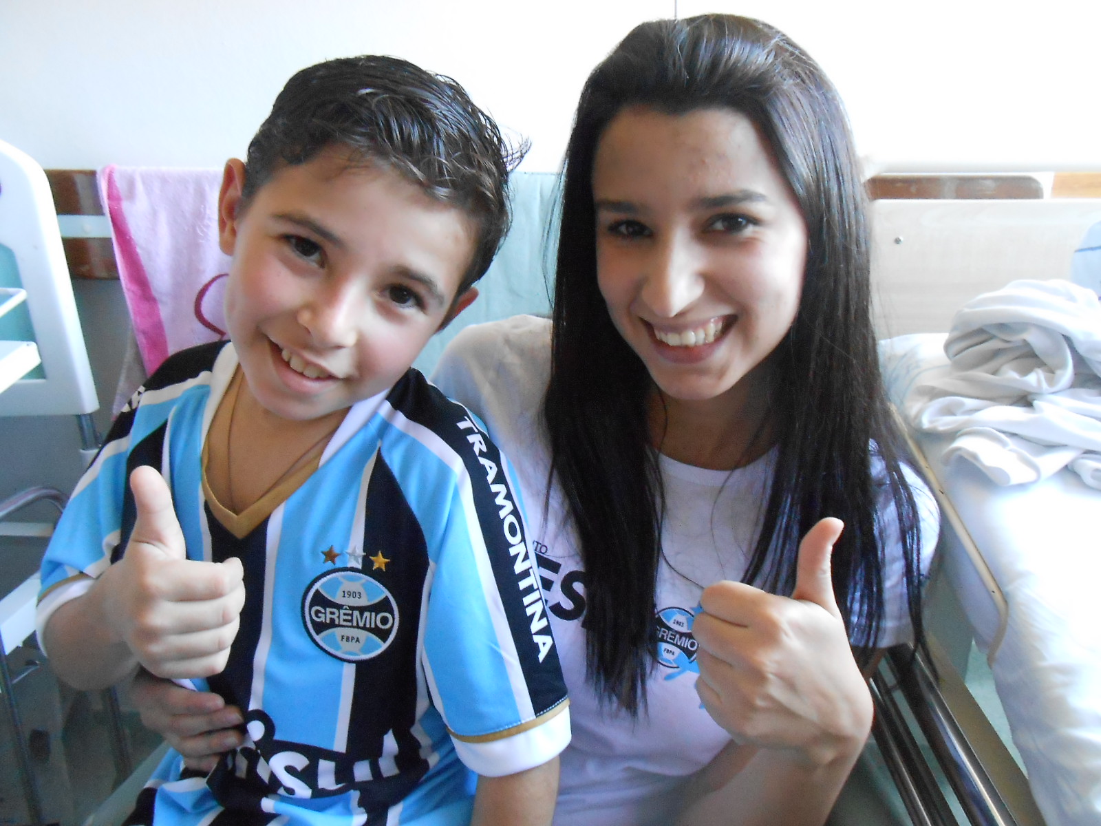 Alysson é de Quaraí, tem 8 anos e faz tratamento no Hospital da Criança Santo Antônio. Seu desejo era ganhar um uniforme do Grêmio. E com a colaboração da voluntária Darlene Malmann levamos até ao menino um kit completo com camiseta personalizada, calção e meia do Tricolor. 